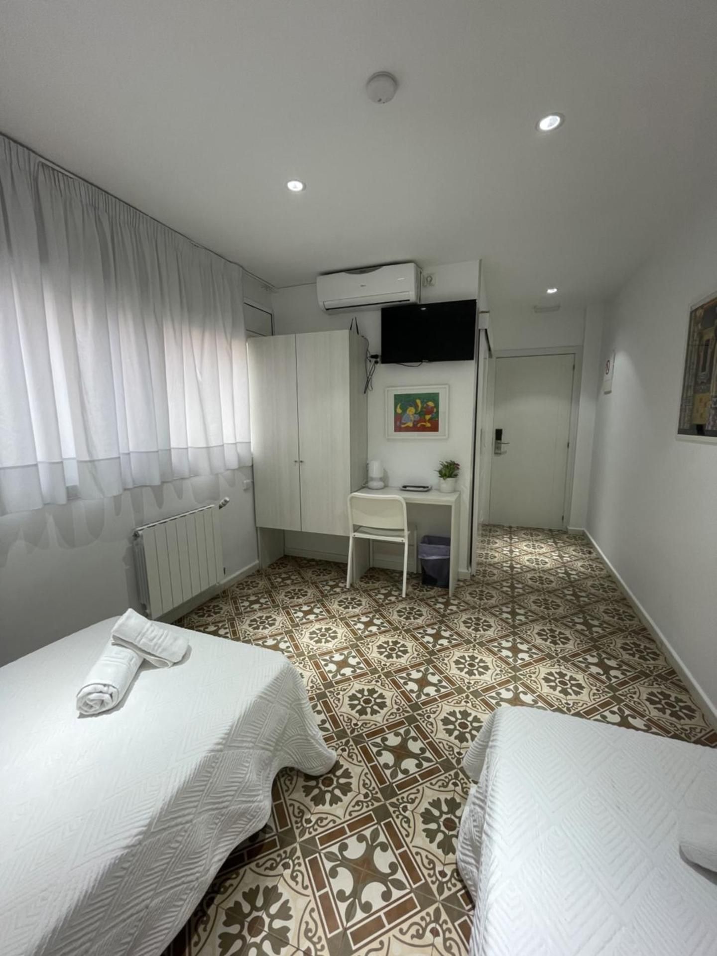 Hostal Nova Barcelona Twin Room with Bathroom 3