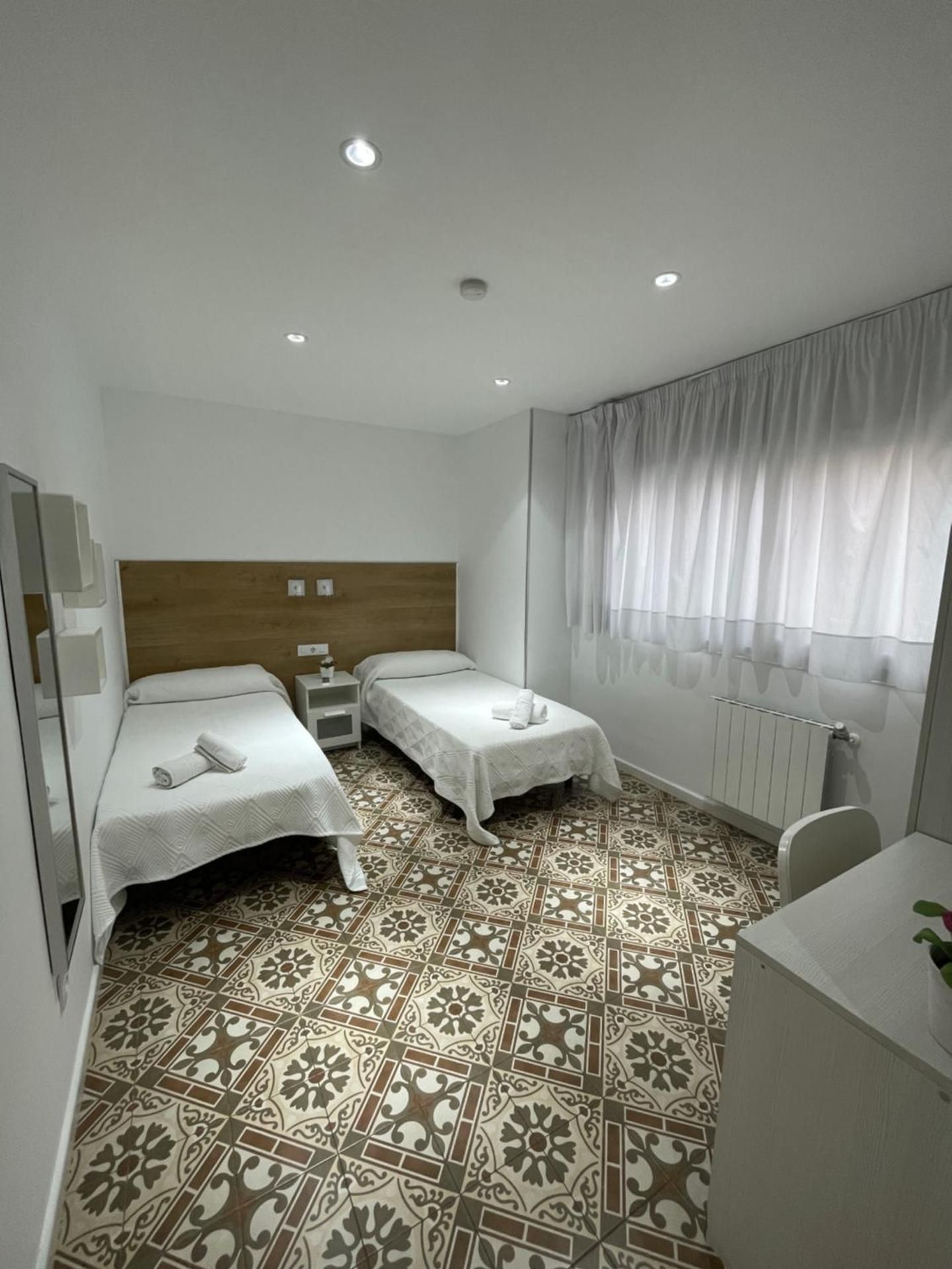 Hostal Nova Barcelona Twin Room with Bathroom
