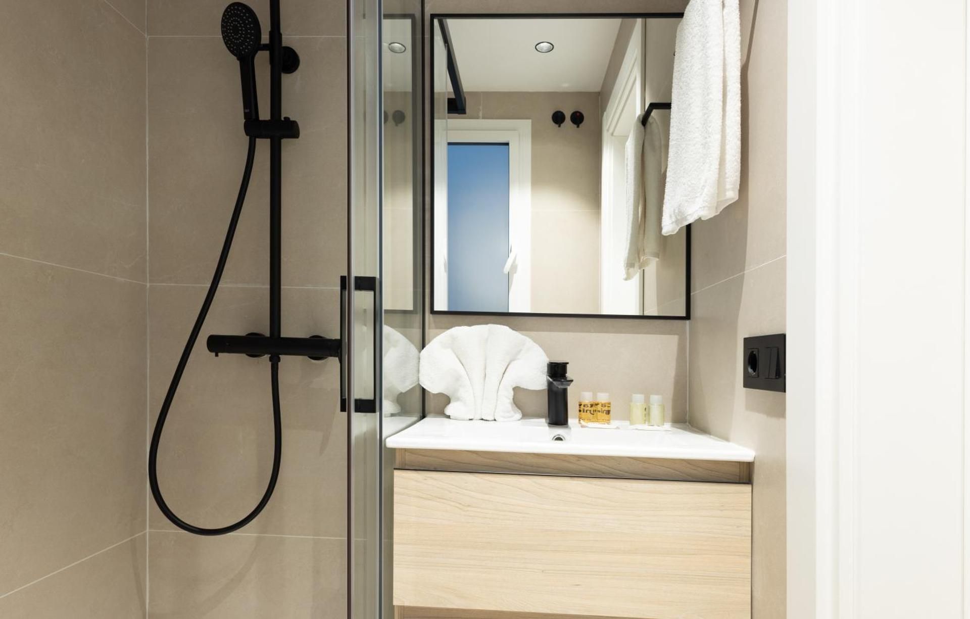 Three-Bedroom Deluxe Apartment