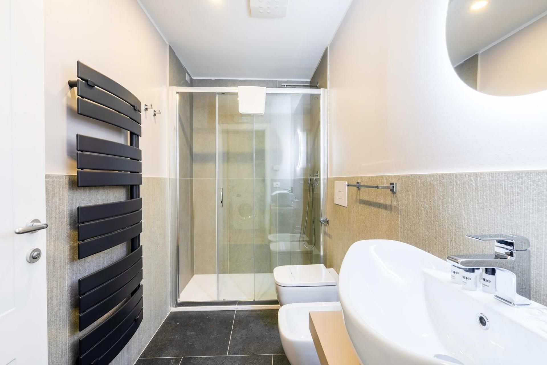Deluxe One-Bedroom Apartment