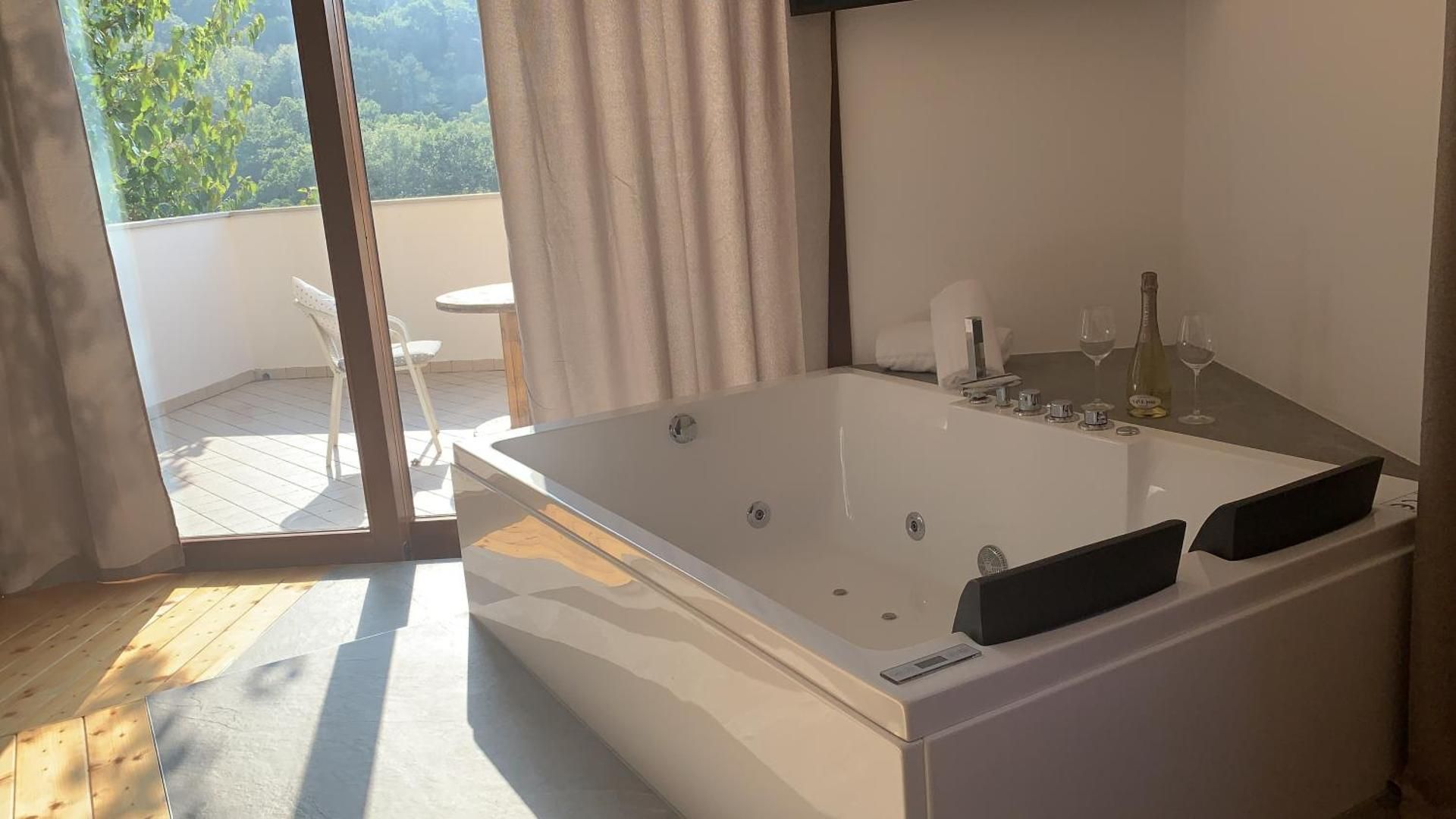 Queen Room with Spa Bath