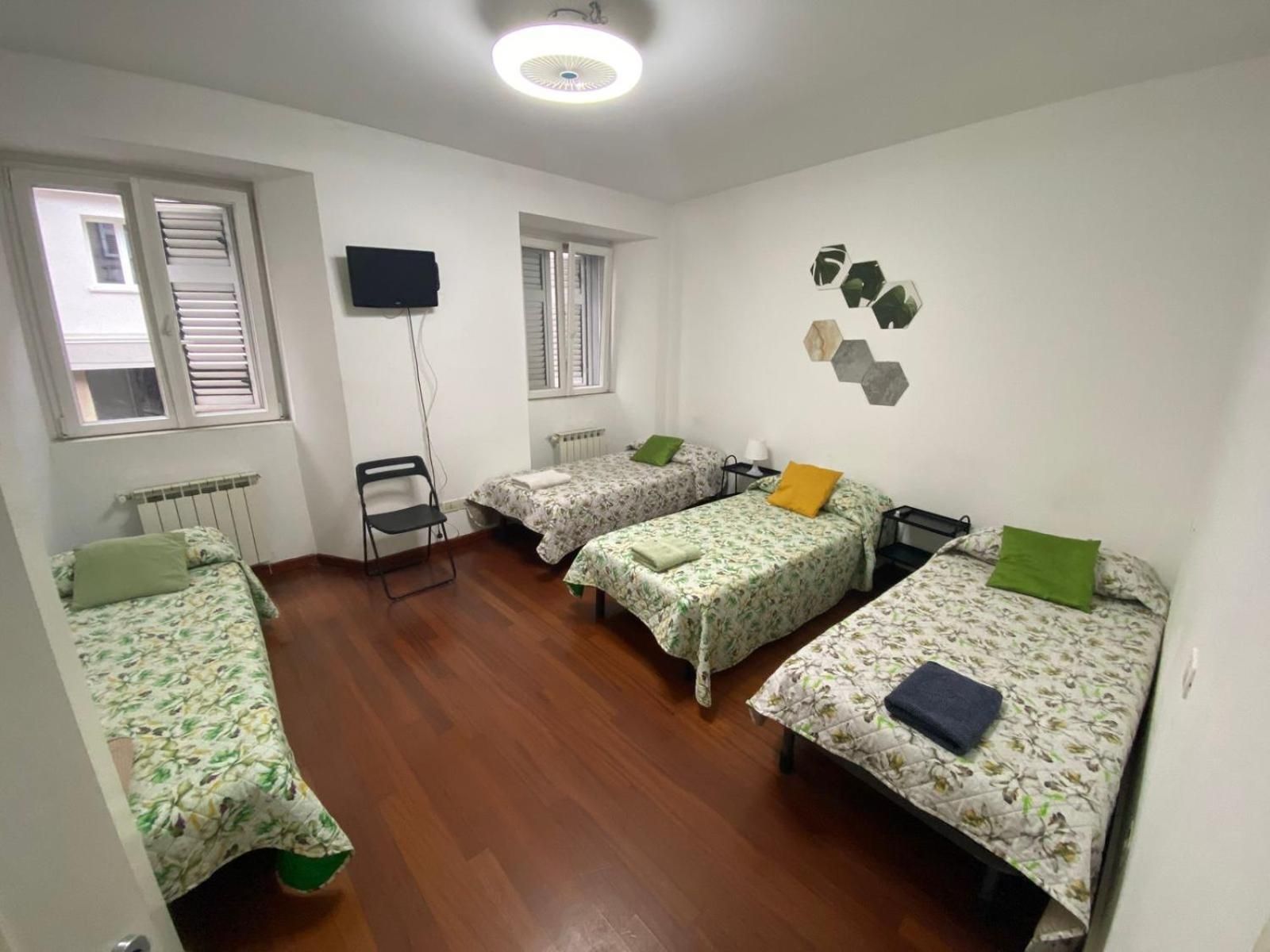 Basic Triple Room with Shared Bathroom