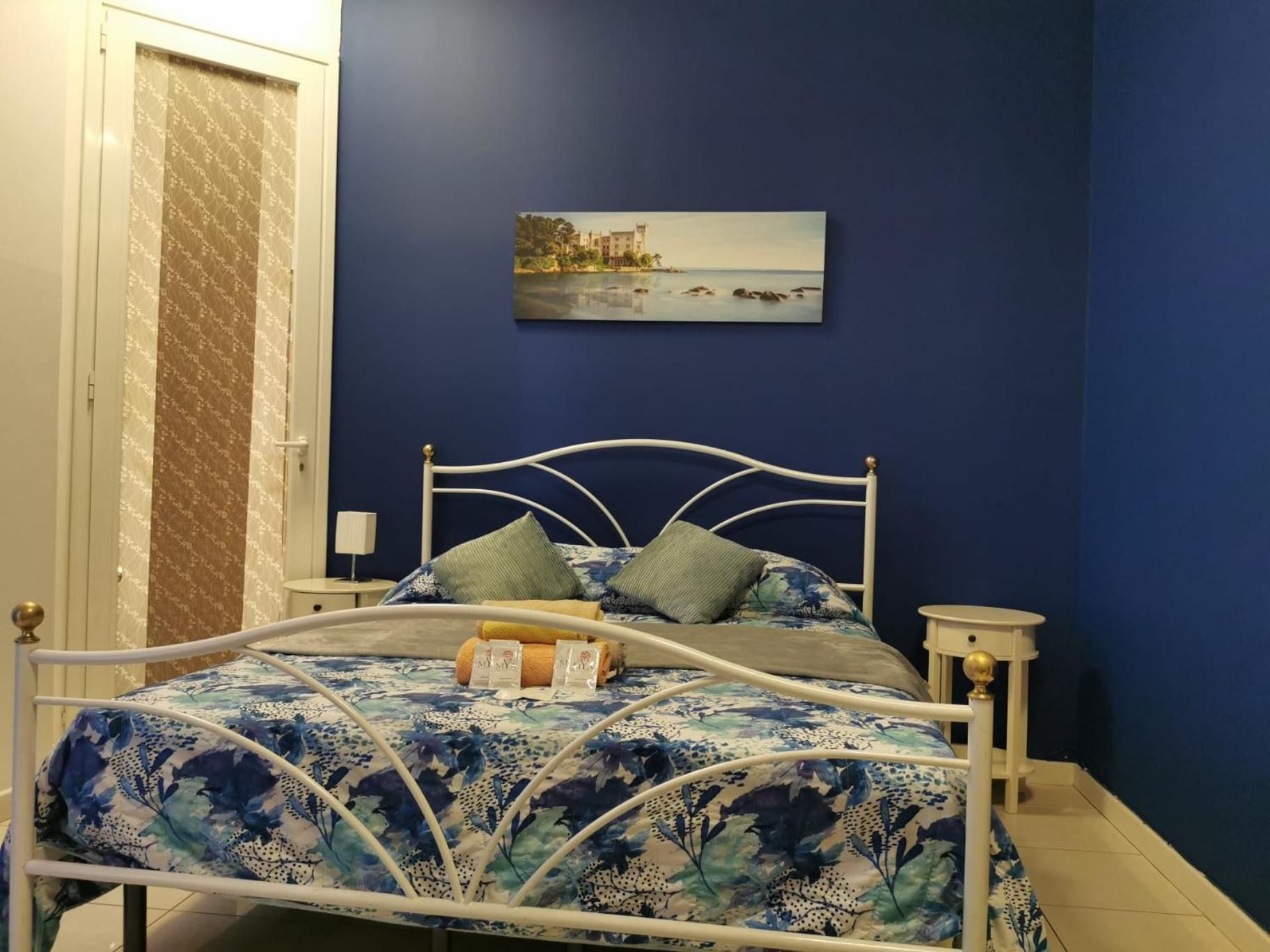 Queen Room with Shared Bathroom