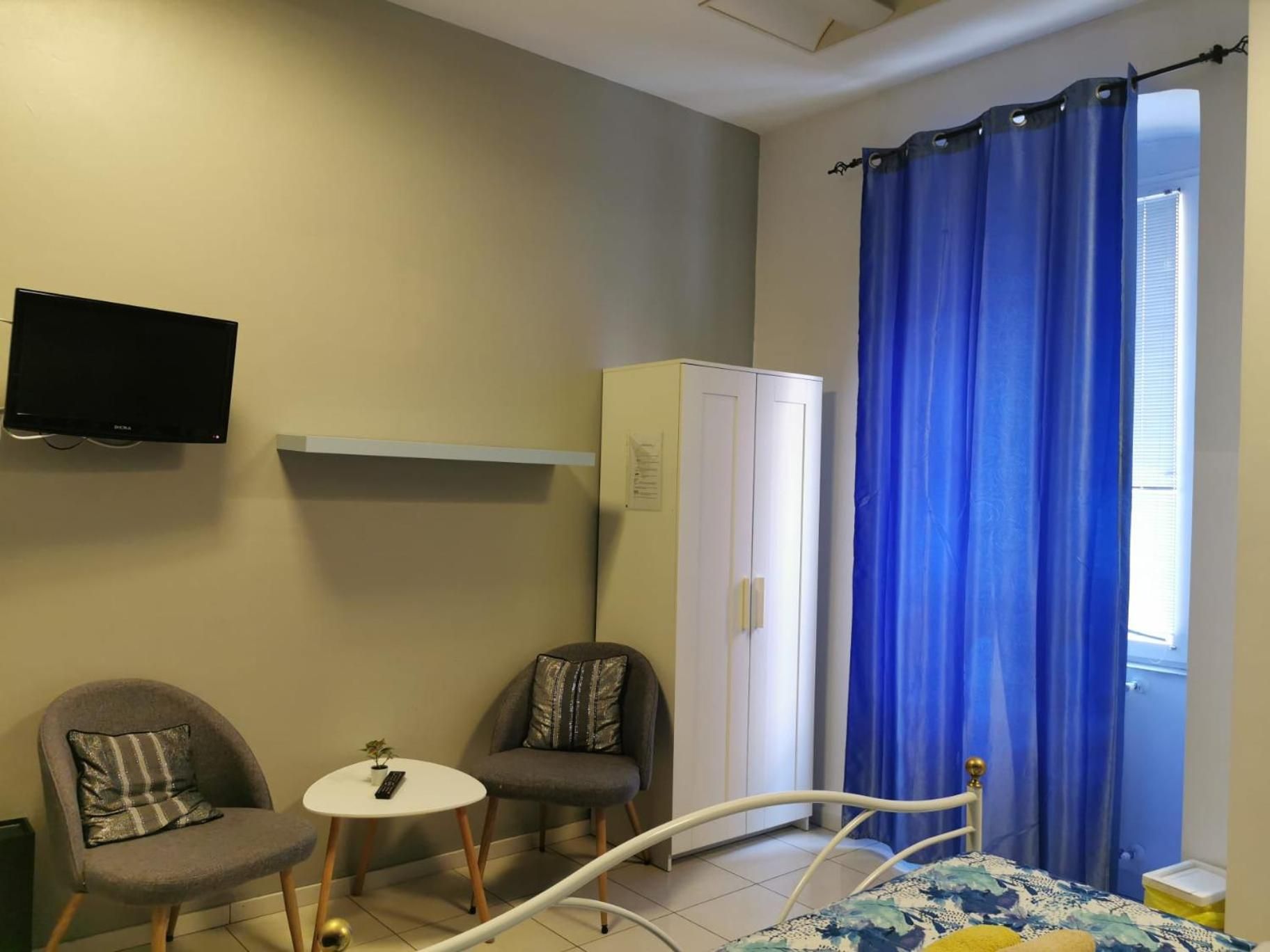 Queen Room with Shared Bathroom