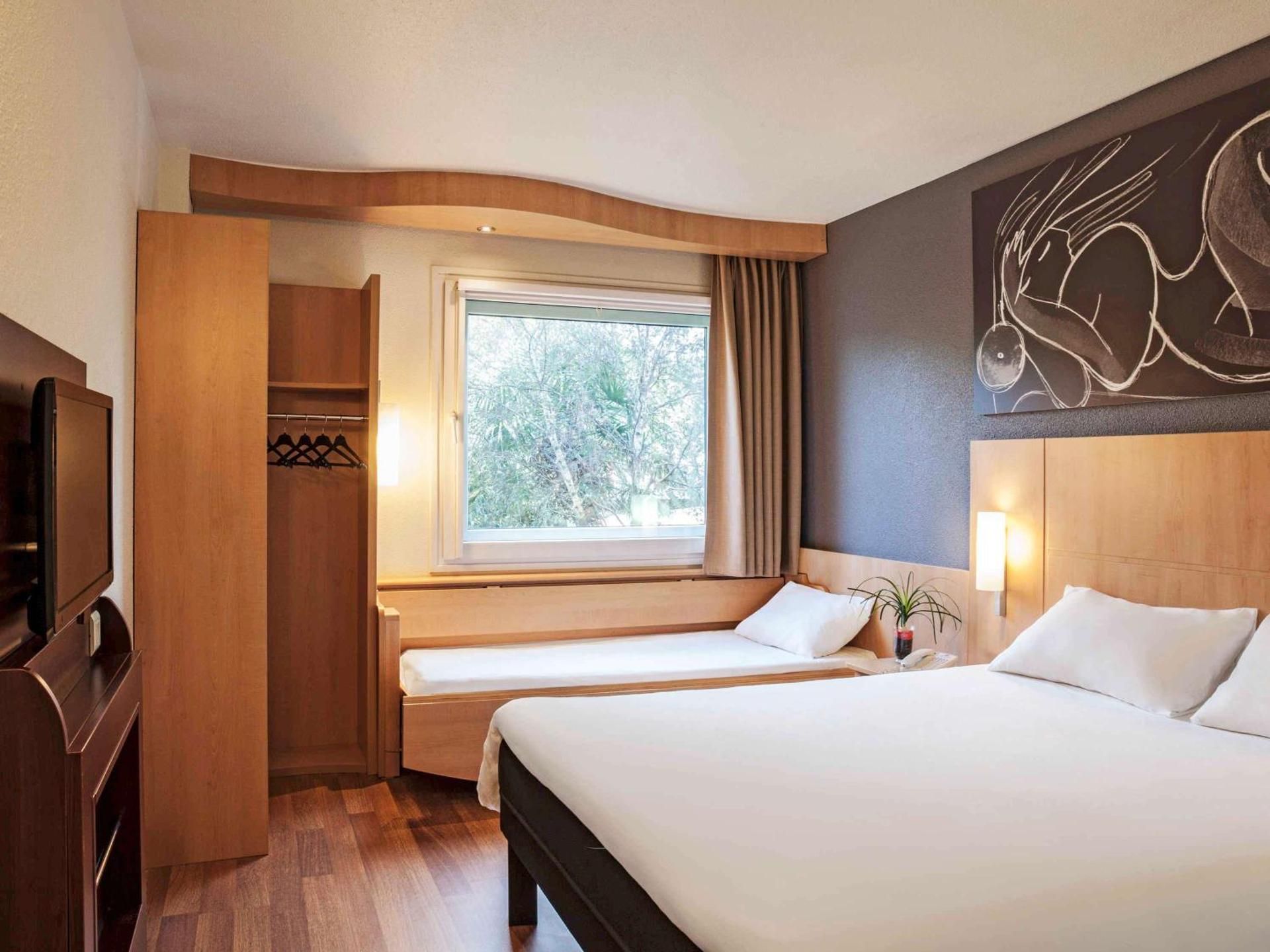 Family Room with parking included