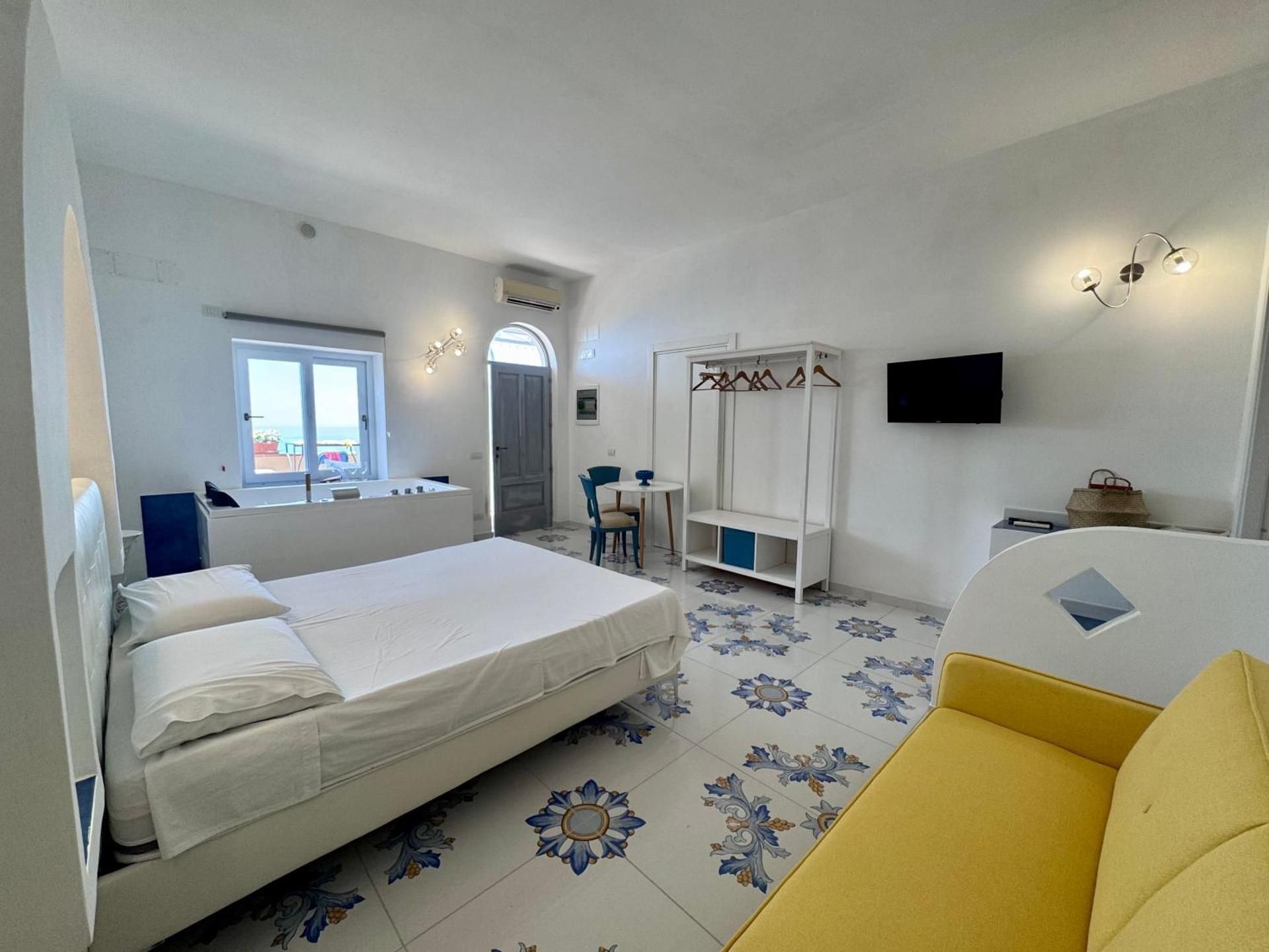  Deluxe Suite with Jacuzzi