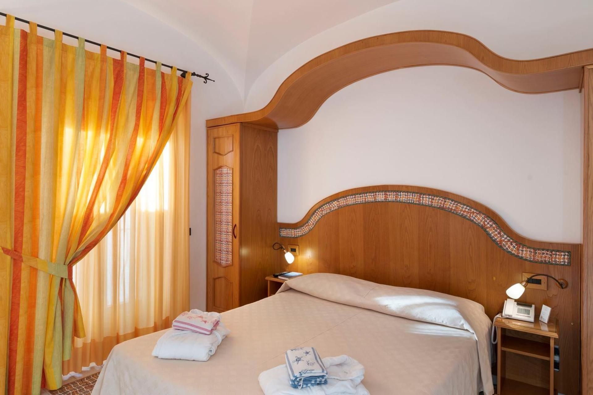 Superior Double Room with Partial Sea View