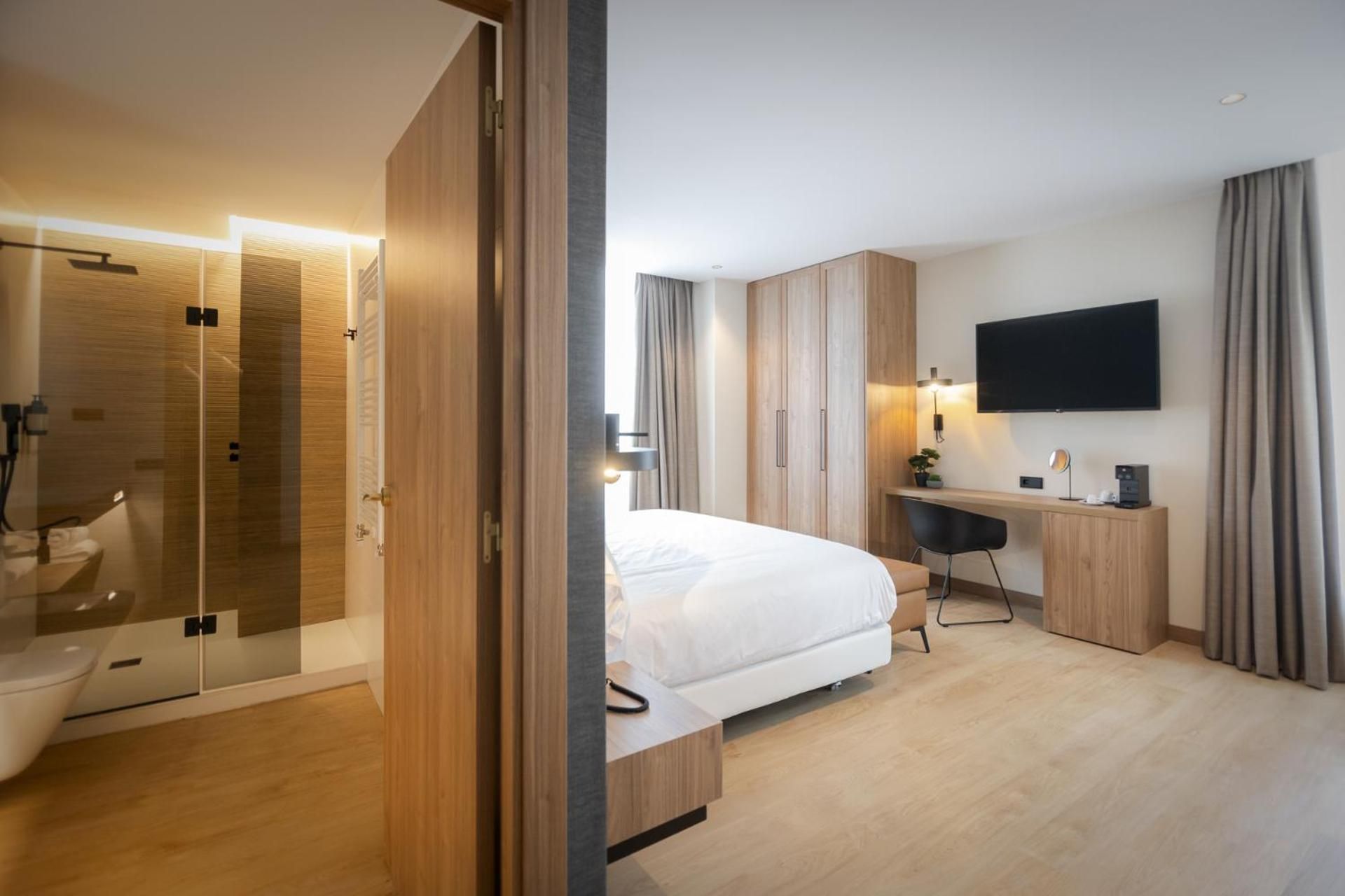 Deluxe Double or Twin Room with Pool Access