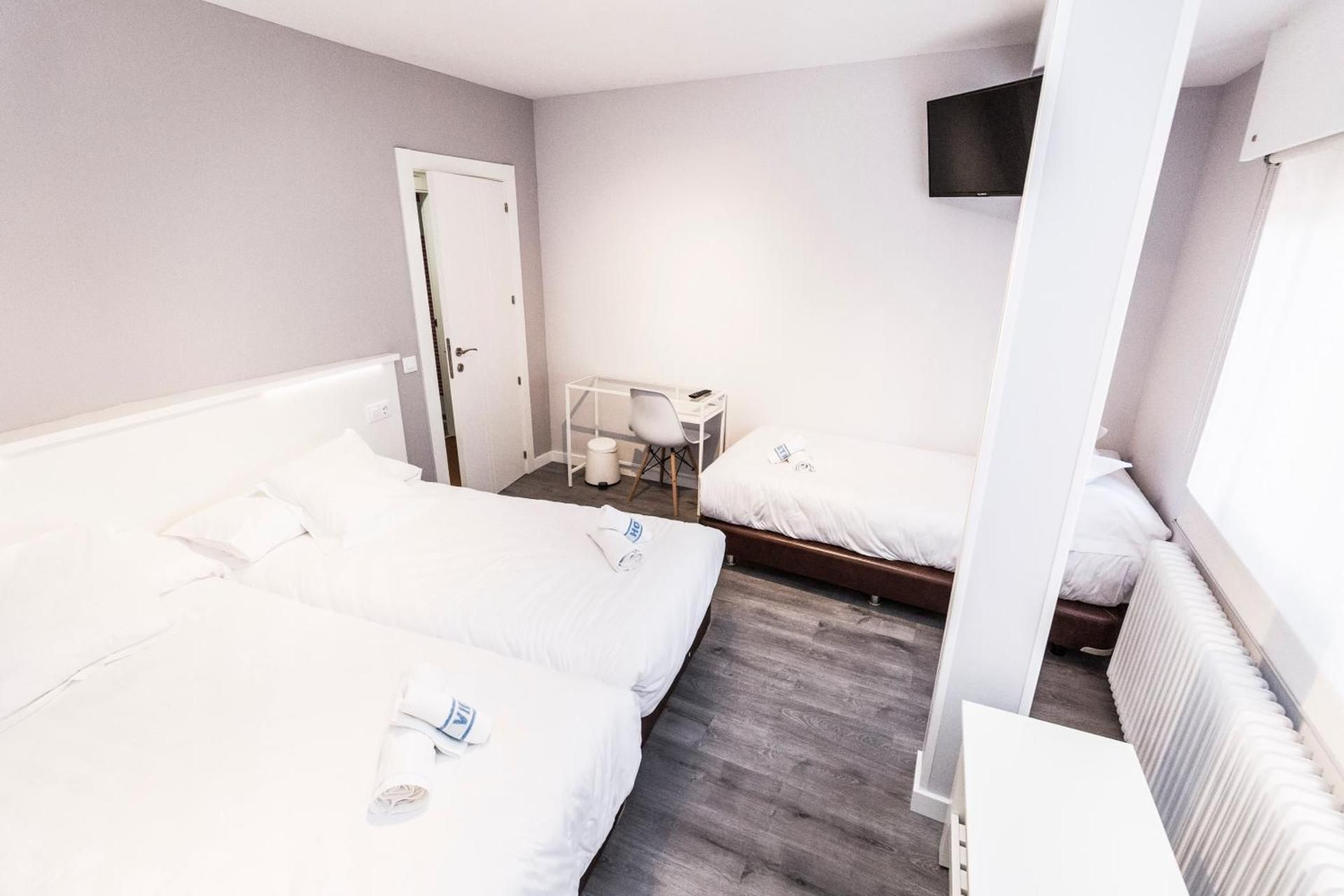 Twin Room with Extra Bed with Private Bathroom