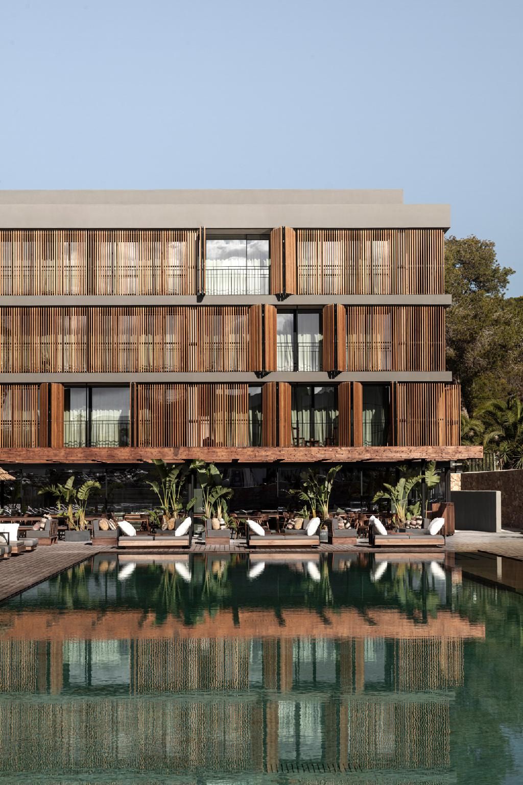 swimming pool [outdoor]