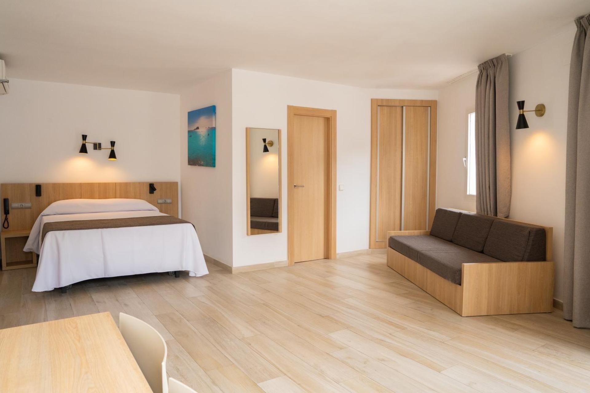 shared lounge/tv area