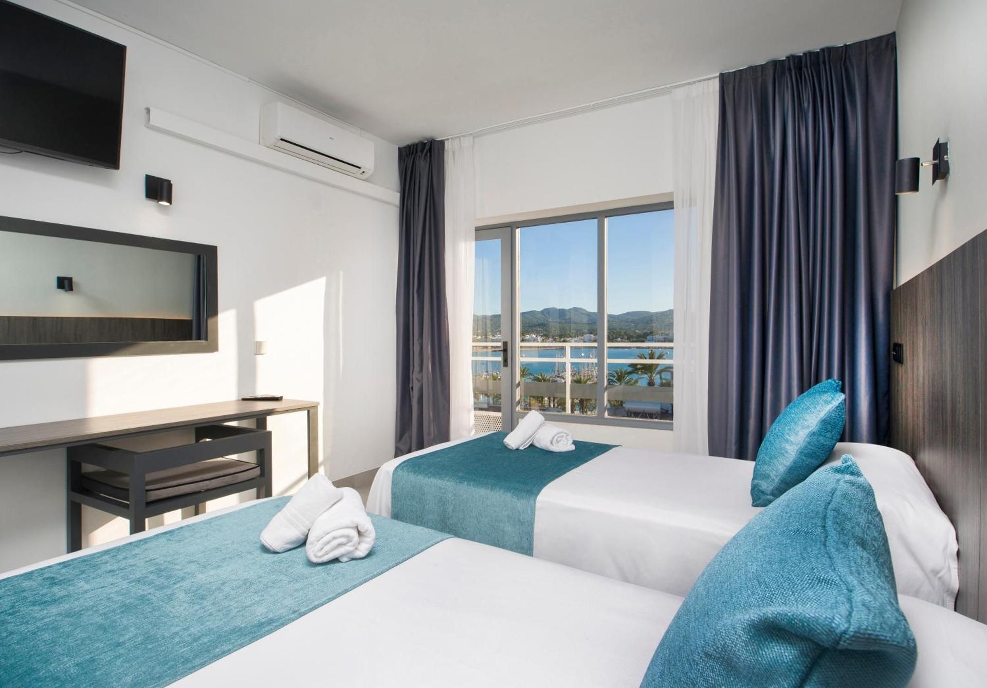 Twin Room with Air-Conditioning and Sea View