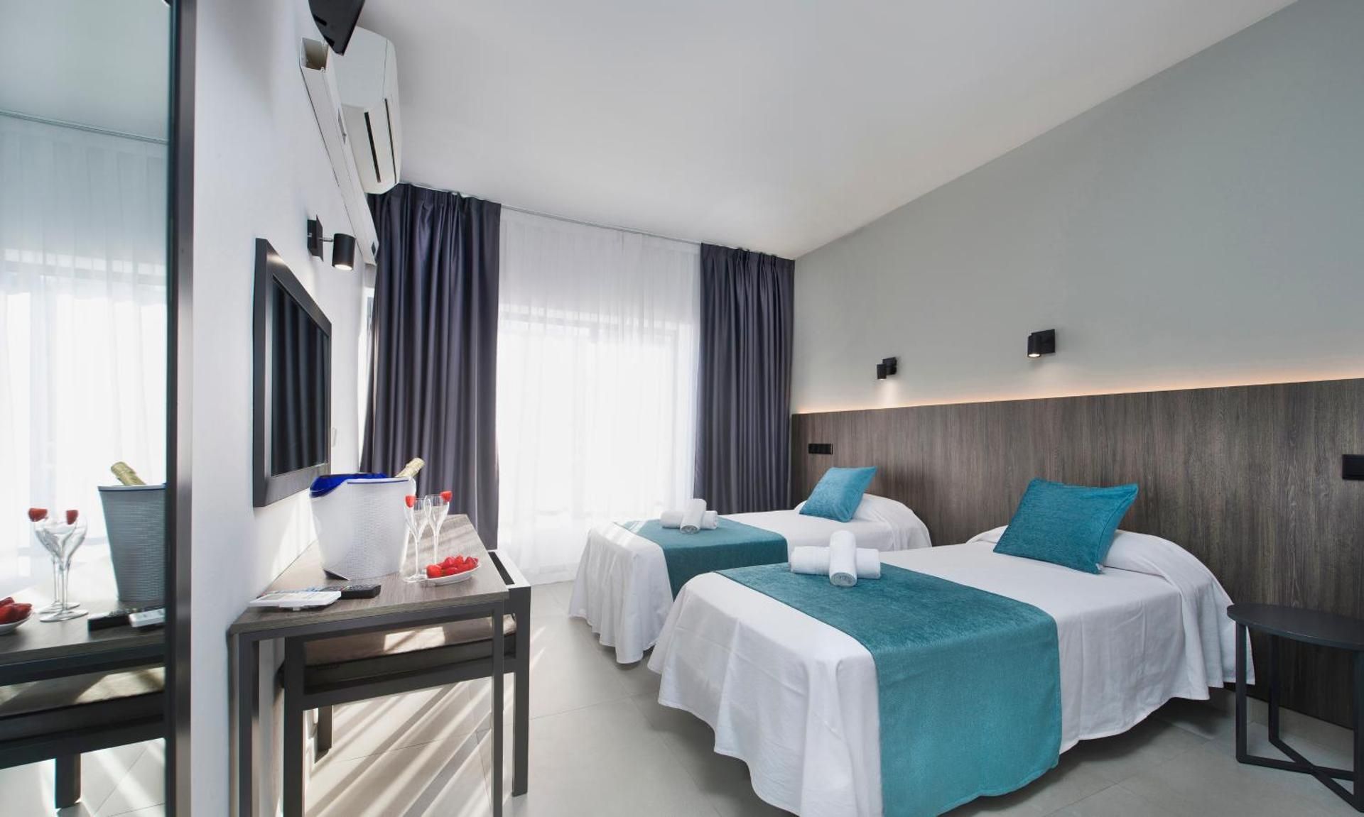 Twin Room with Air-Conditioning and Sea View