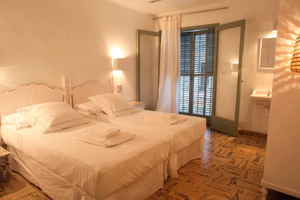 Standard Twin Room with Shared Bathroom