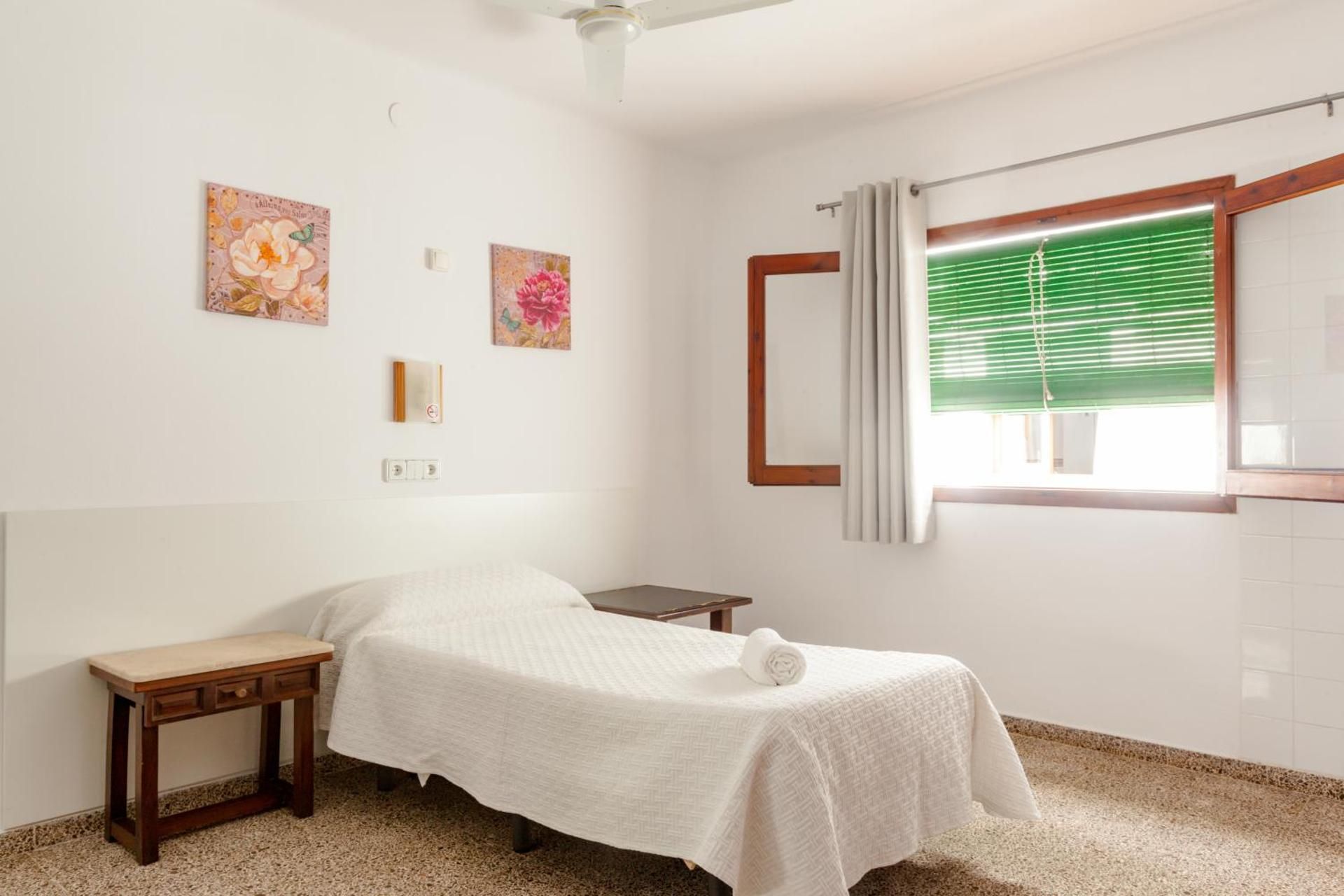 Single Room with Shared Bathroom