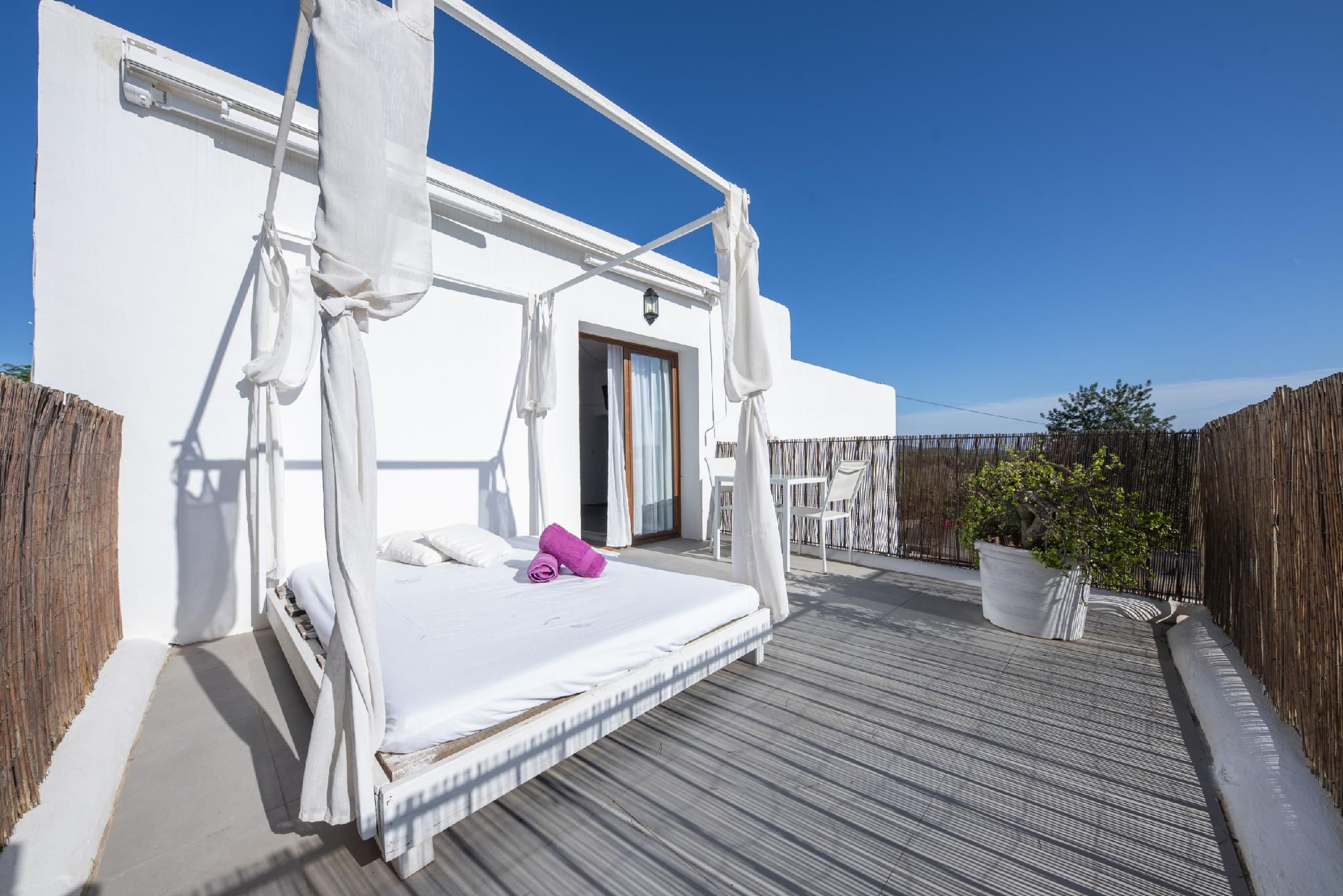 Suite-Superior-Baño privado con ducha-Terraza-Aigua Dolca