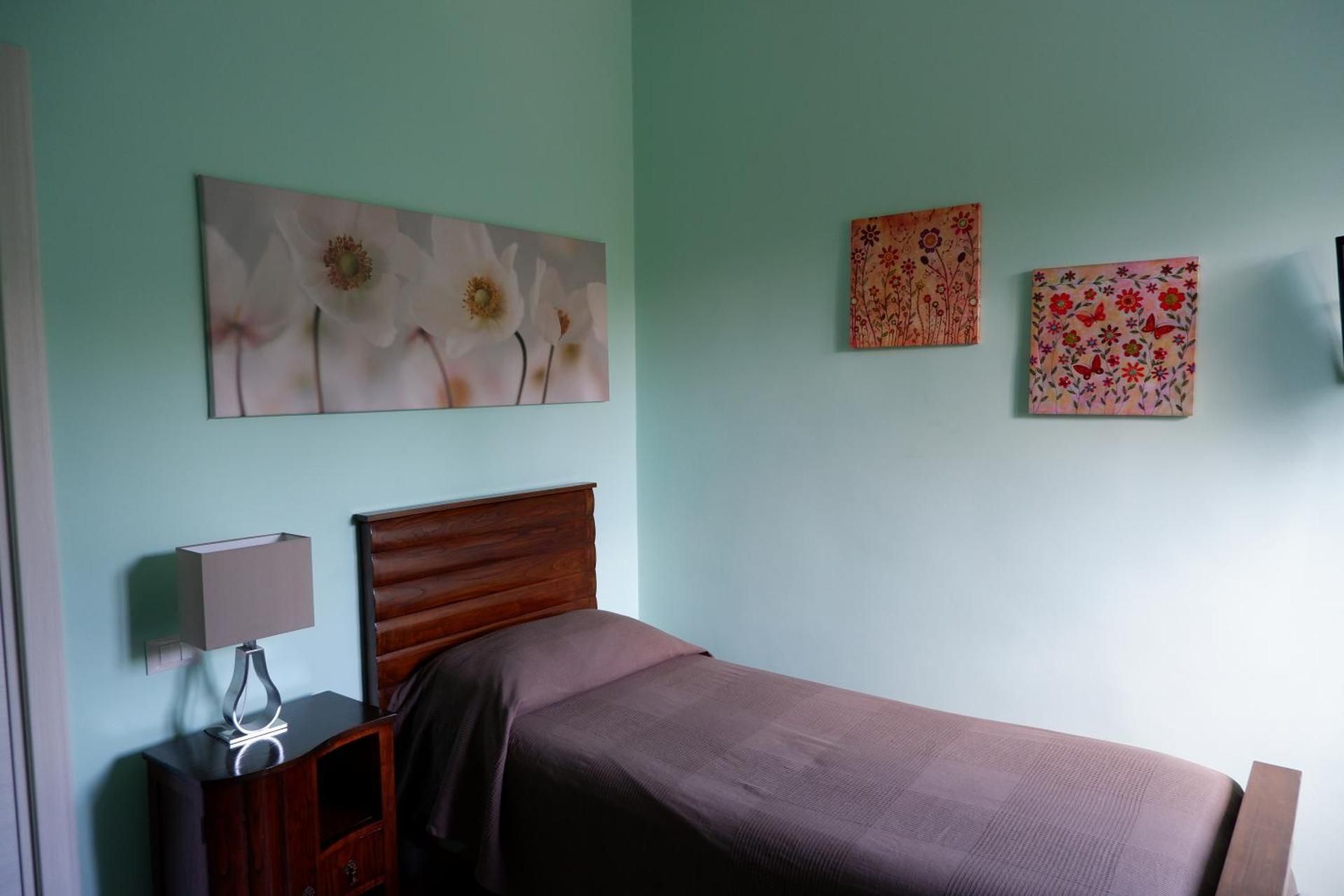 Single Room with Shared Bathroom