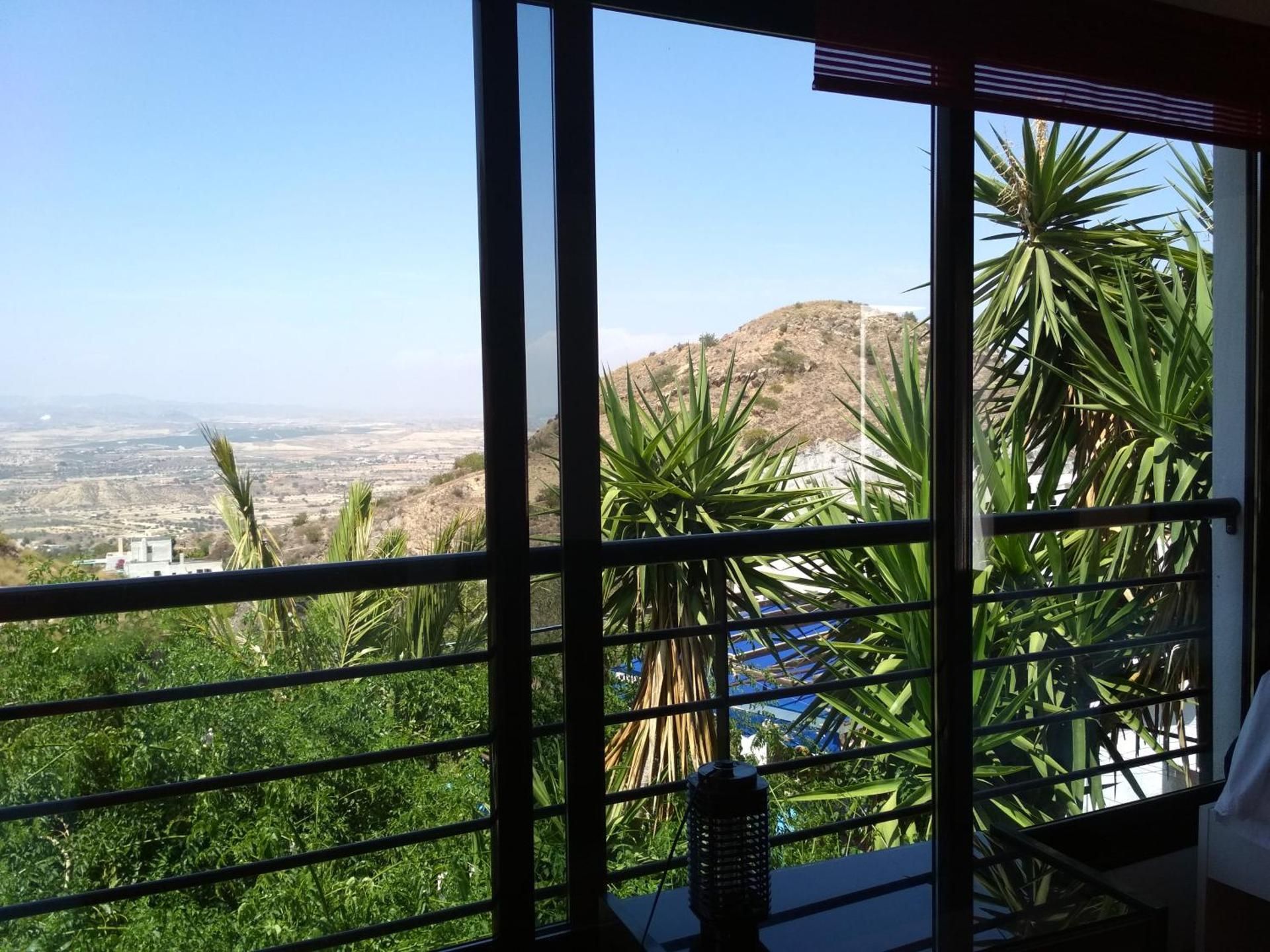 Apartment with Mountain View