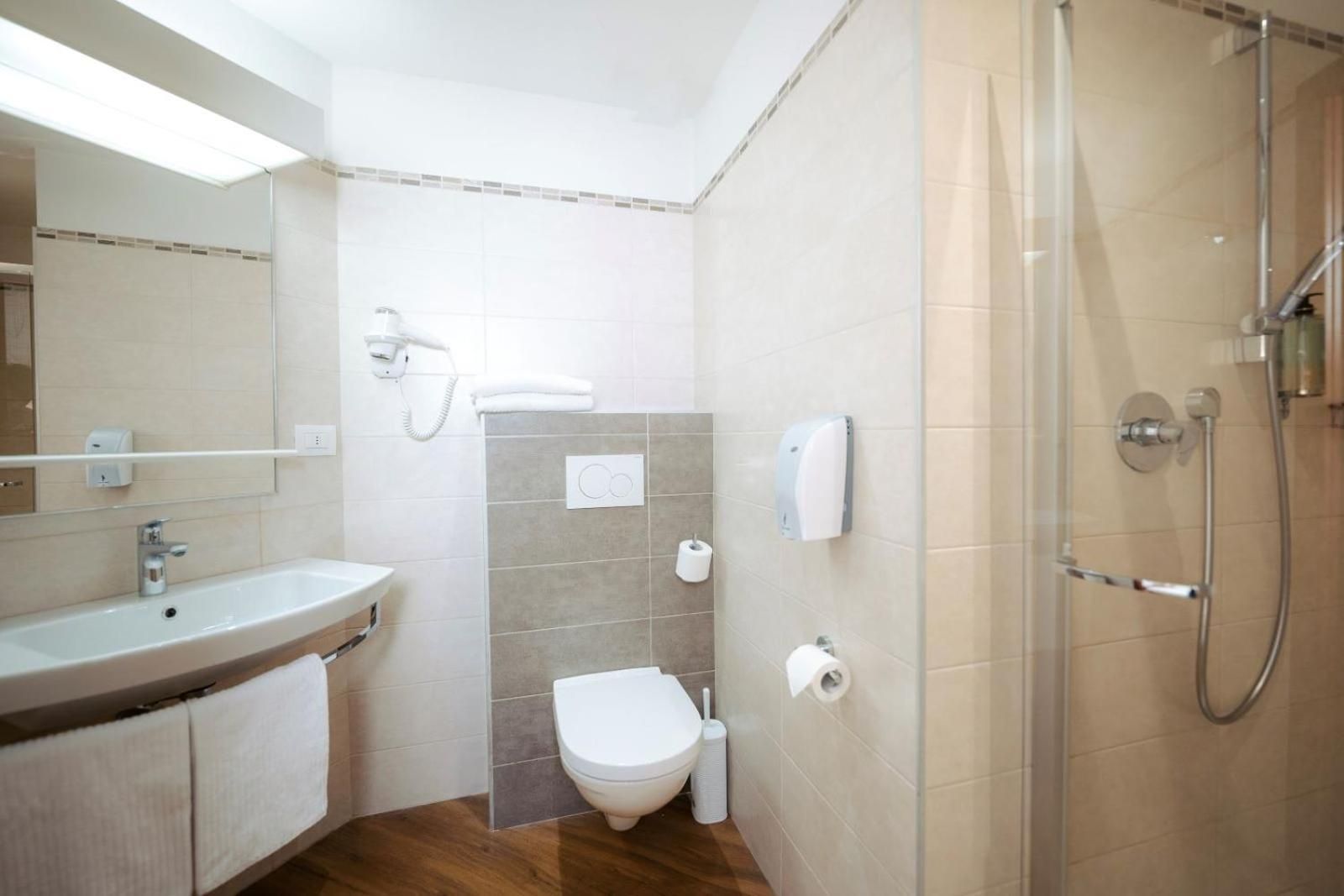 Hotel Everest Standard Quadruple Room 3