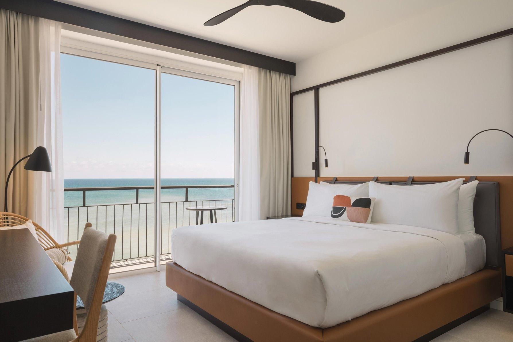 Deluxe Sea View, Guest room, 1 King, Beach front, Balcony