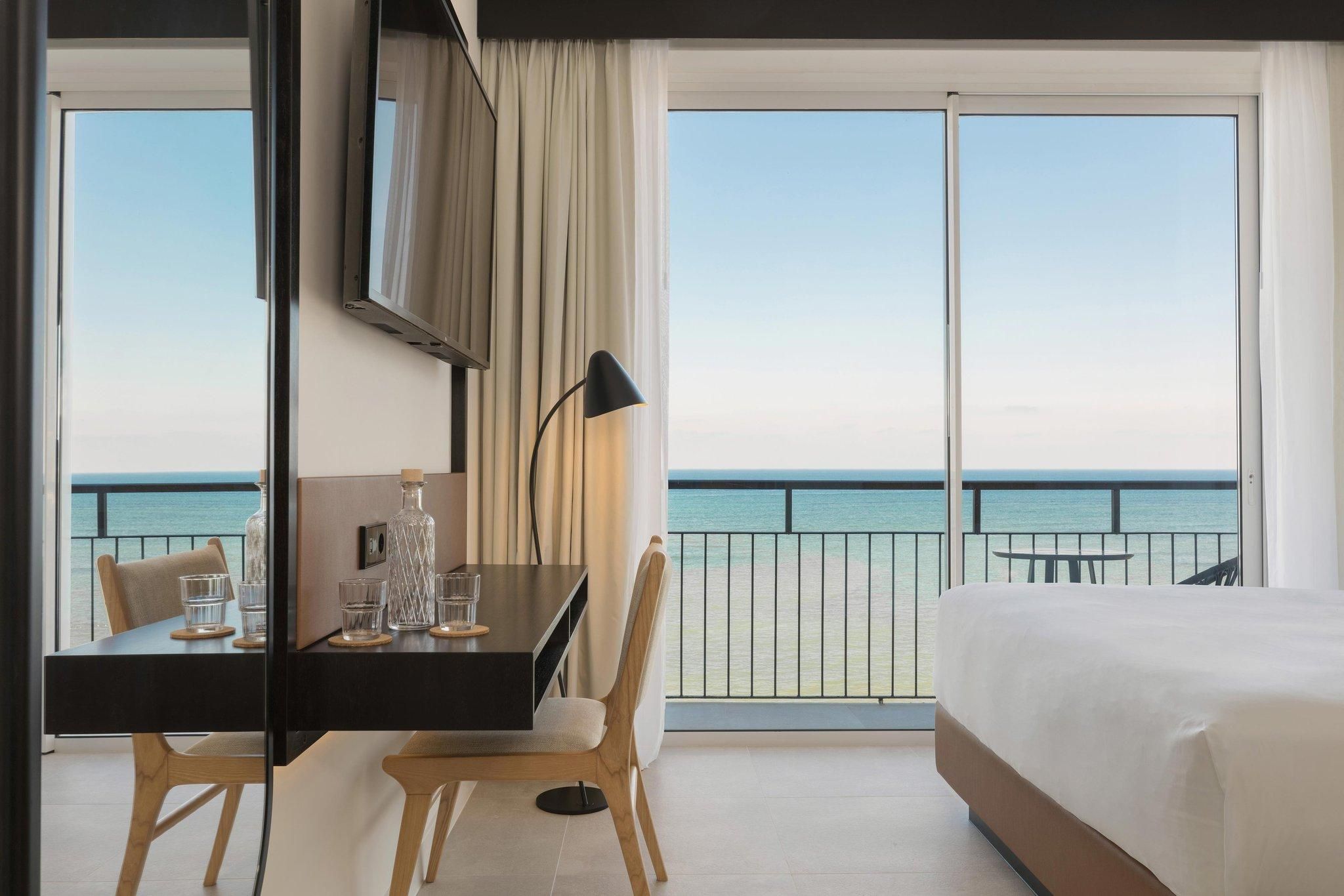 Deluxe Sea View, Guest room, 1 King, Beach front, Balcony