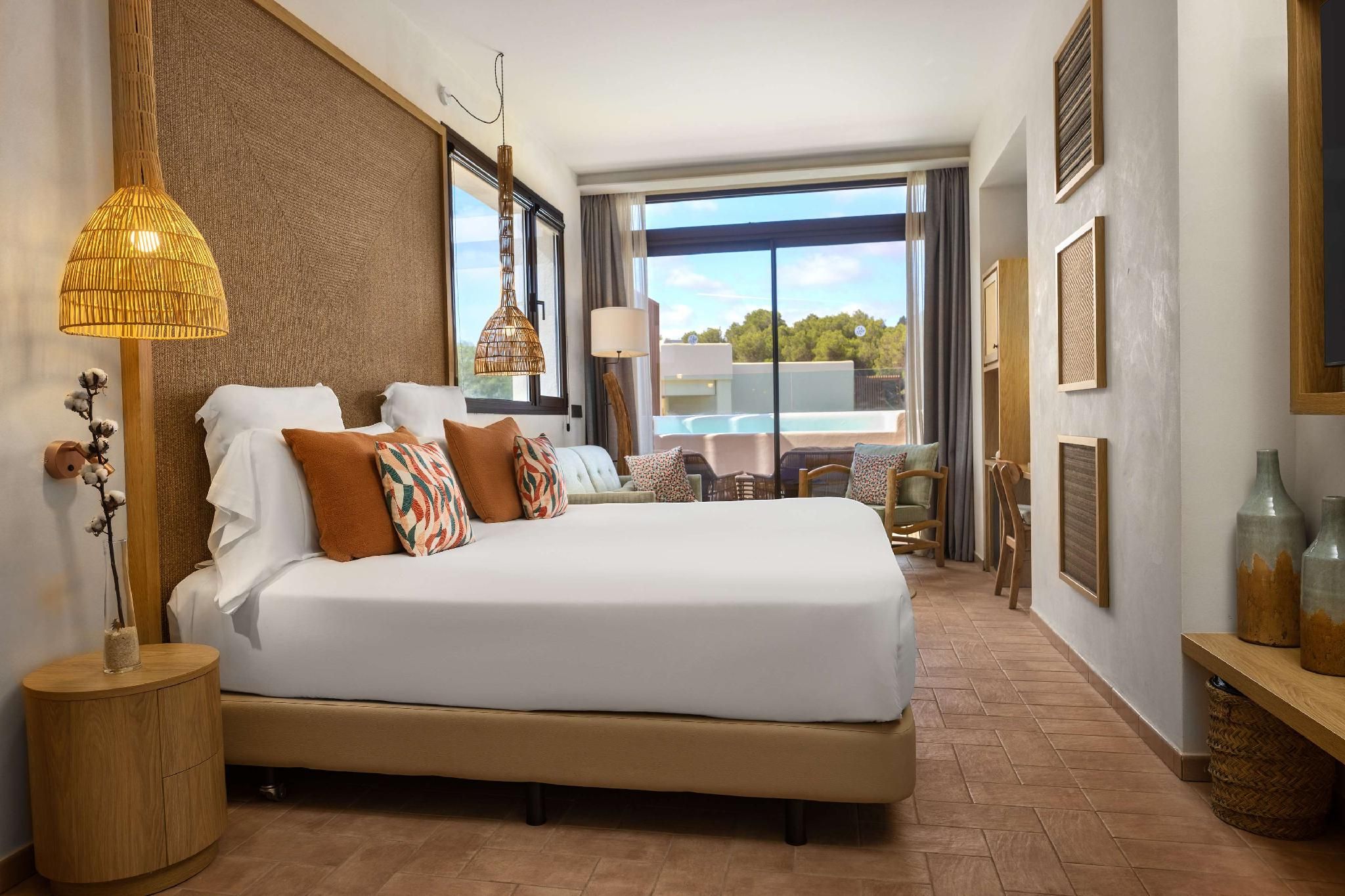THE CLUB KING JUNIOR SUITE PRIVATE POOL