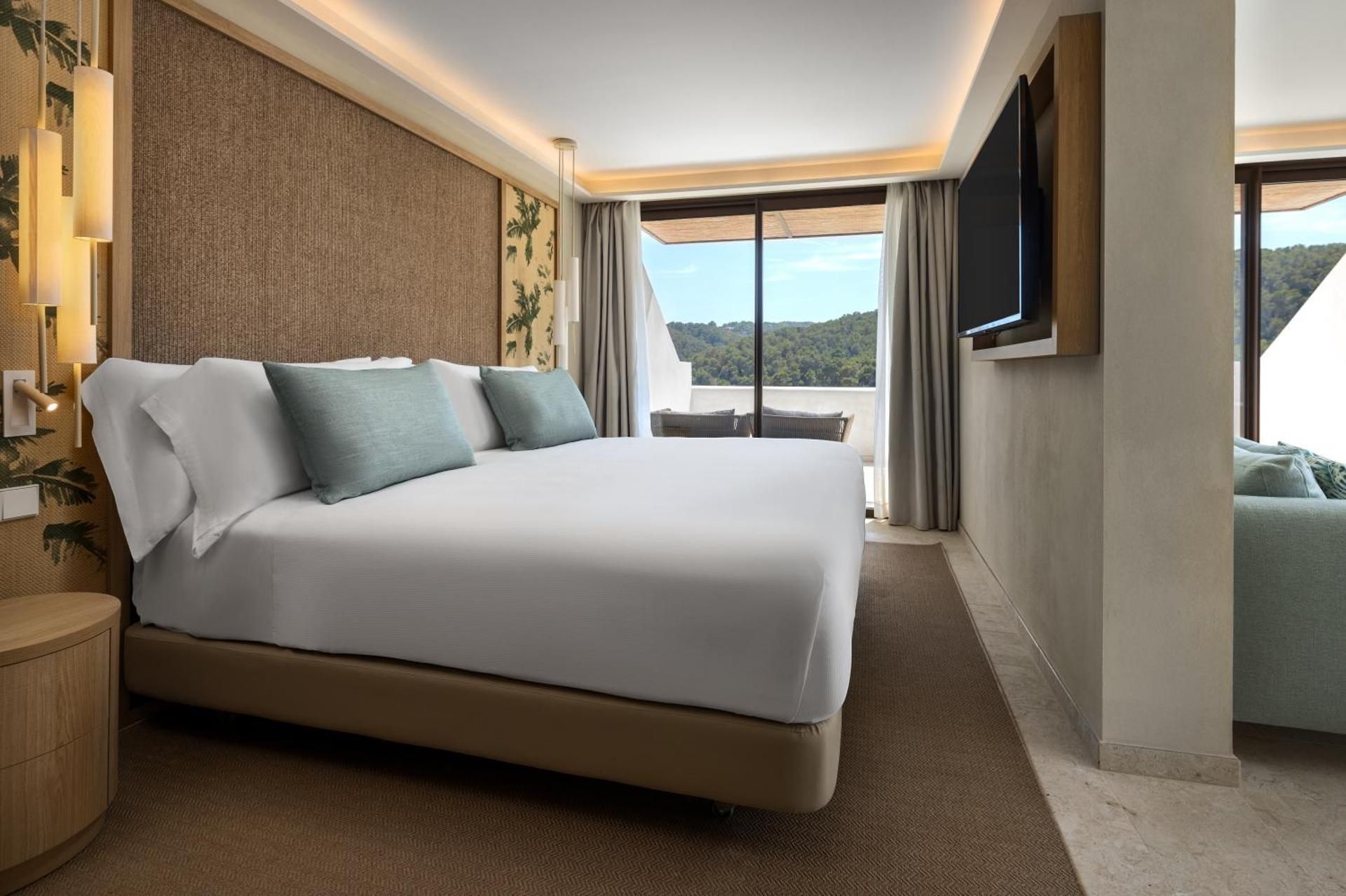 The Club Junior King Suite with Terrace Bath and Sea View