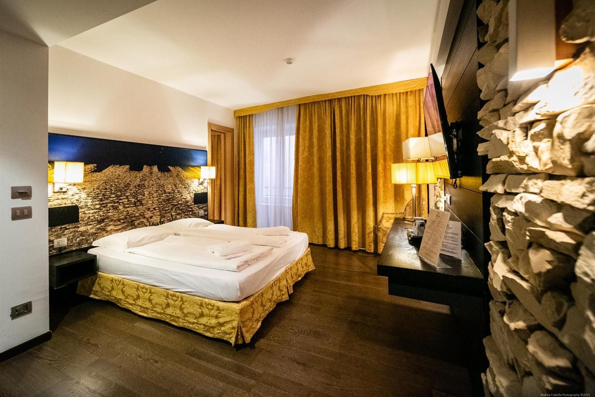 Junior Suite with Hot Tub and Calidarium (Roman Bath)