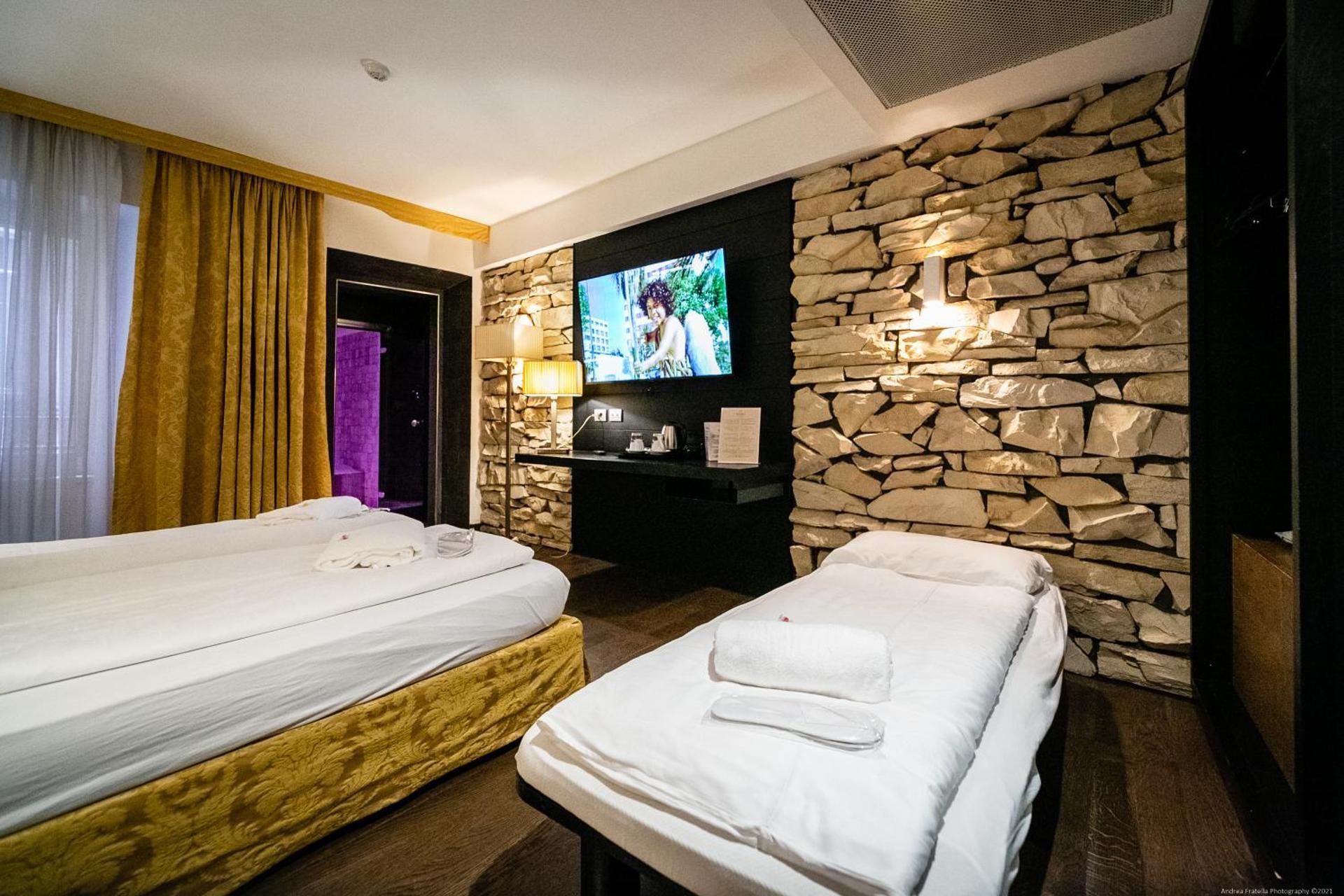 Junior Suite with Hot Tub and Calidarium (Roman Bath)