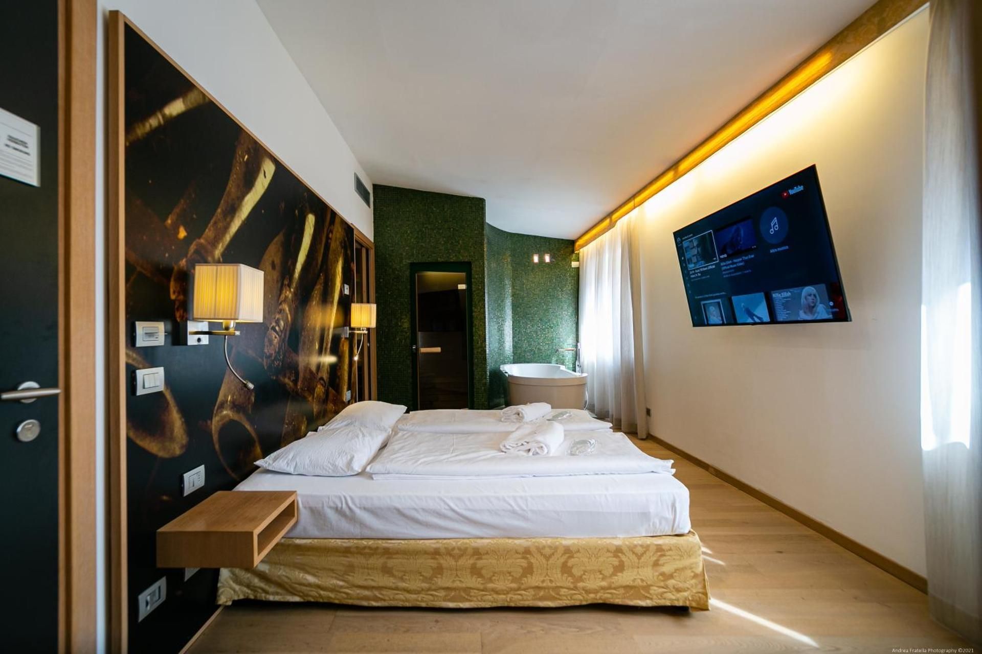 Suite with Hot Tub and Infrared Sauna