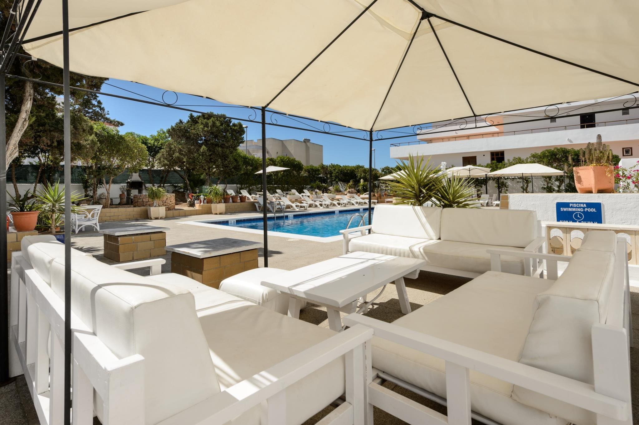 swimming pool [outdoor]