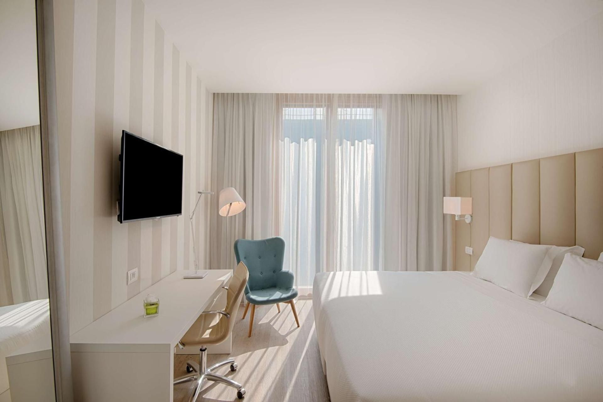 Family connecting (3 adults + 1 child)