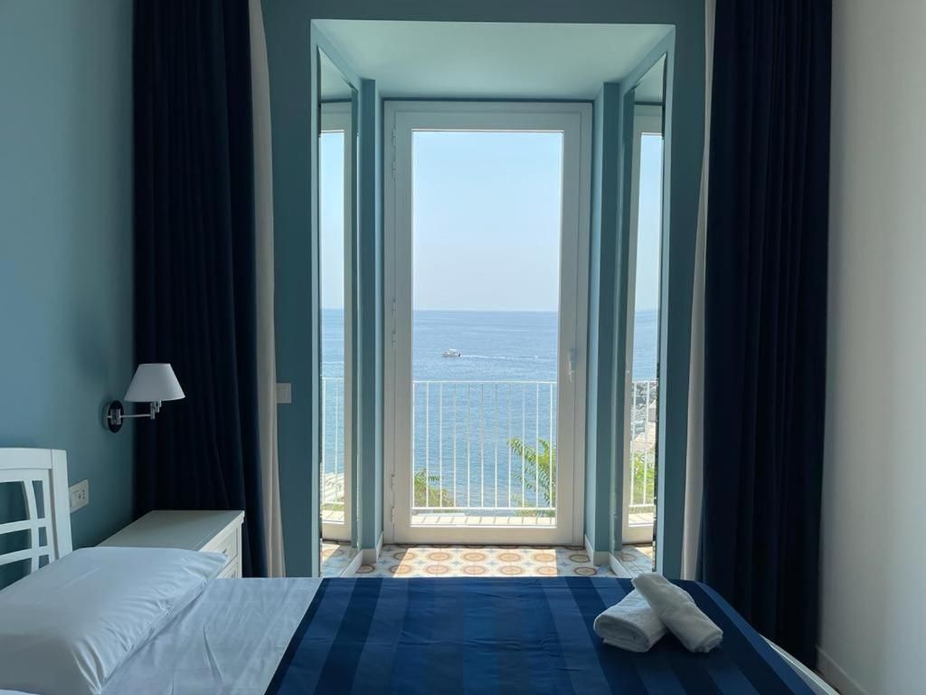 Deluxe Suite with Sea View