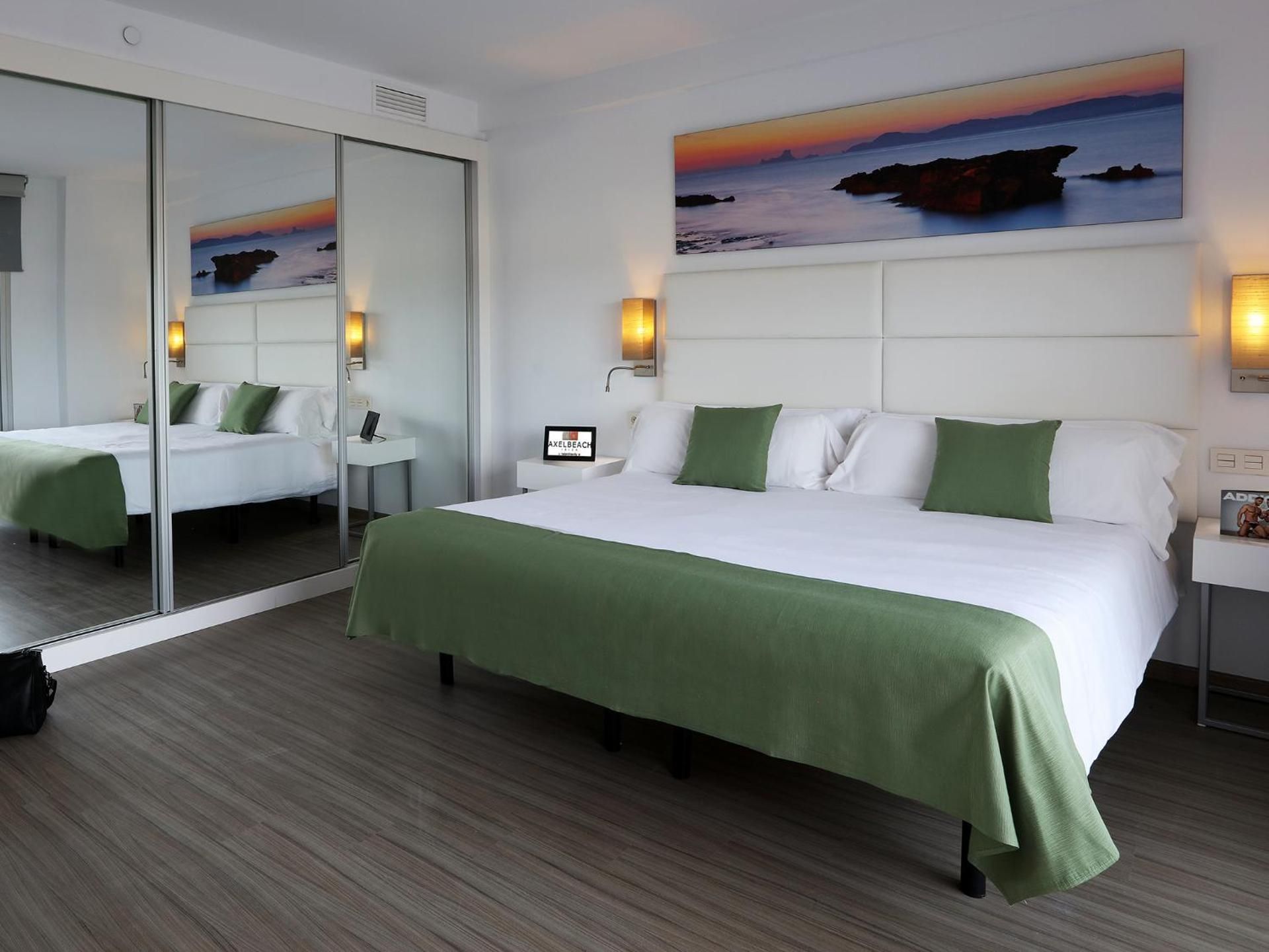 Deluxe Suite with Partial Sea View