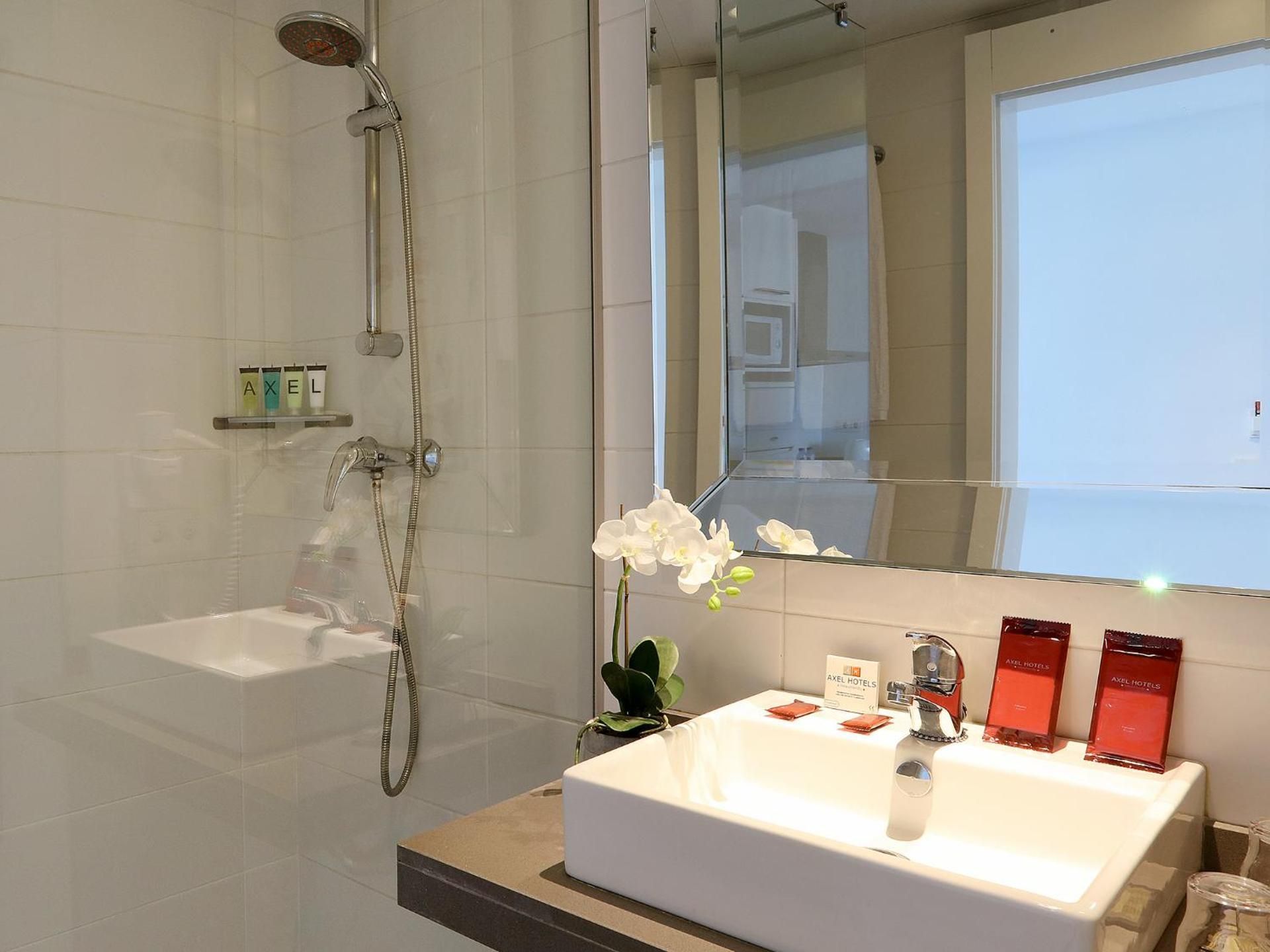 Deluxe Apartment with Partial Sea View