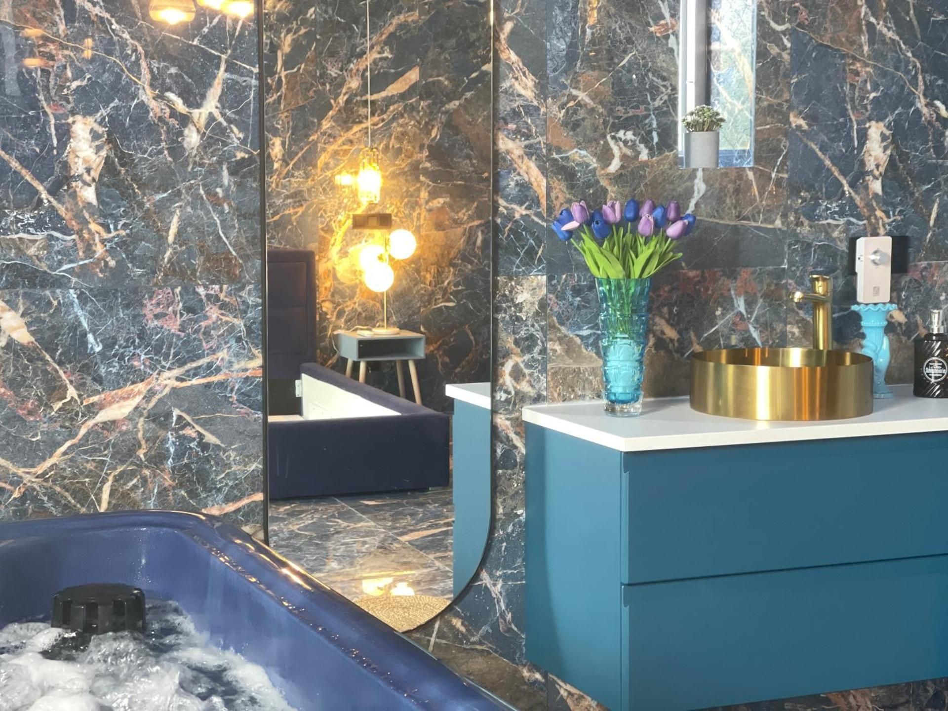 Suite with Private Romantic Jacuzzi and Garden View 