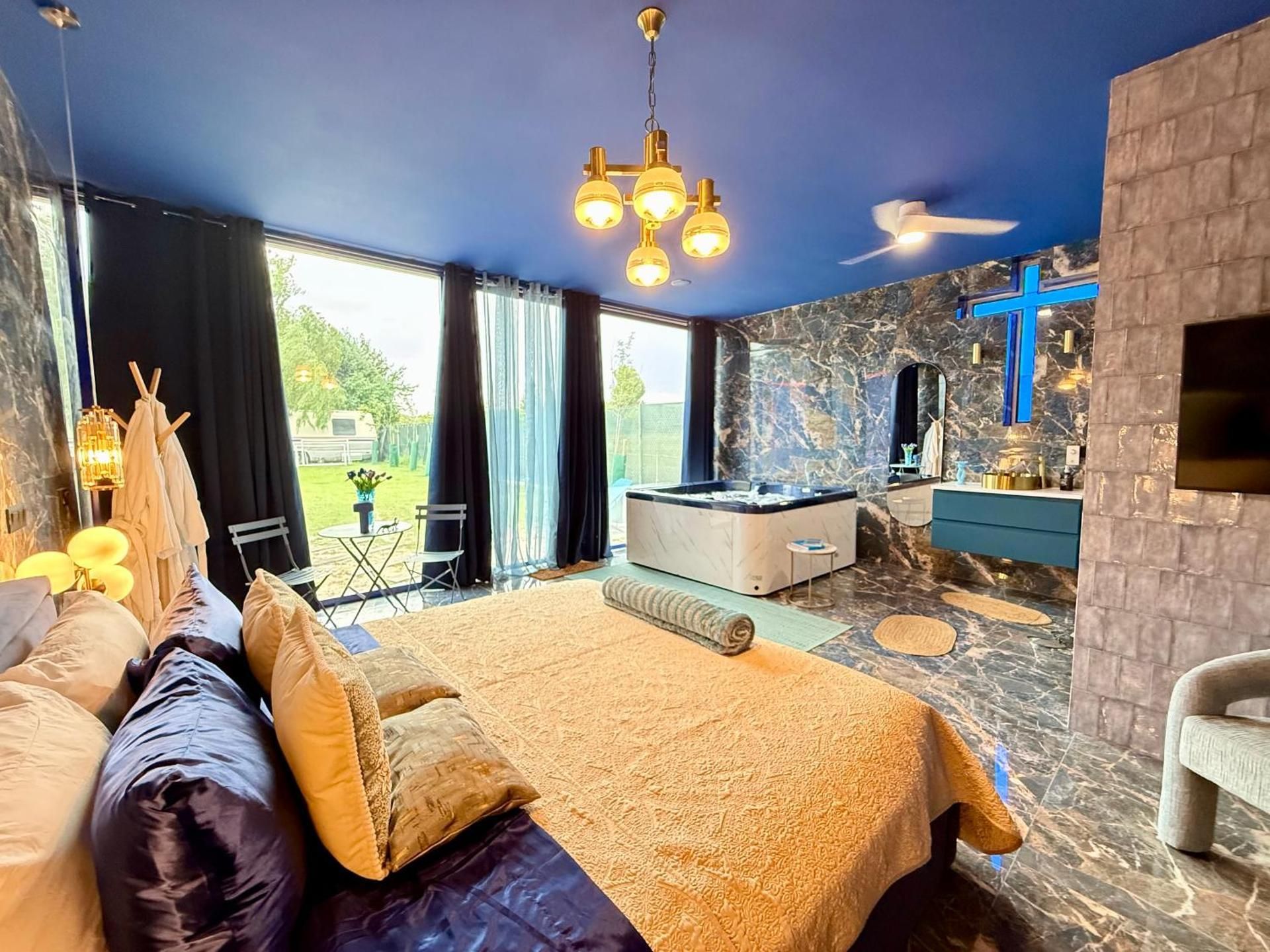 Suite with Private Romantic Jacuzzi and Garden View 