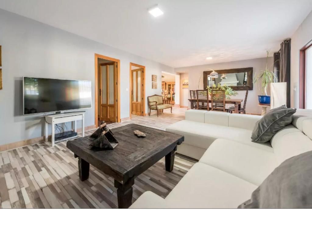 Luxury Apartment with Private pools, Spa and Parking