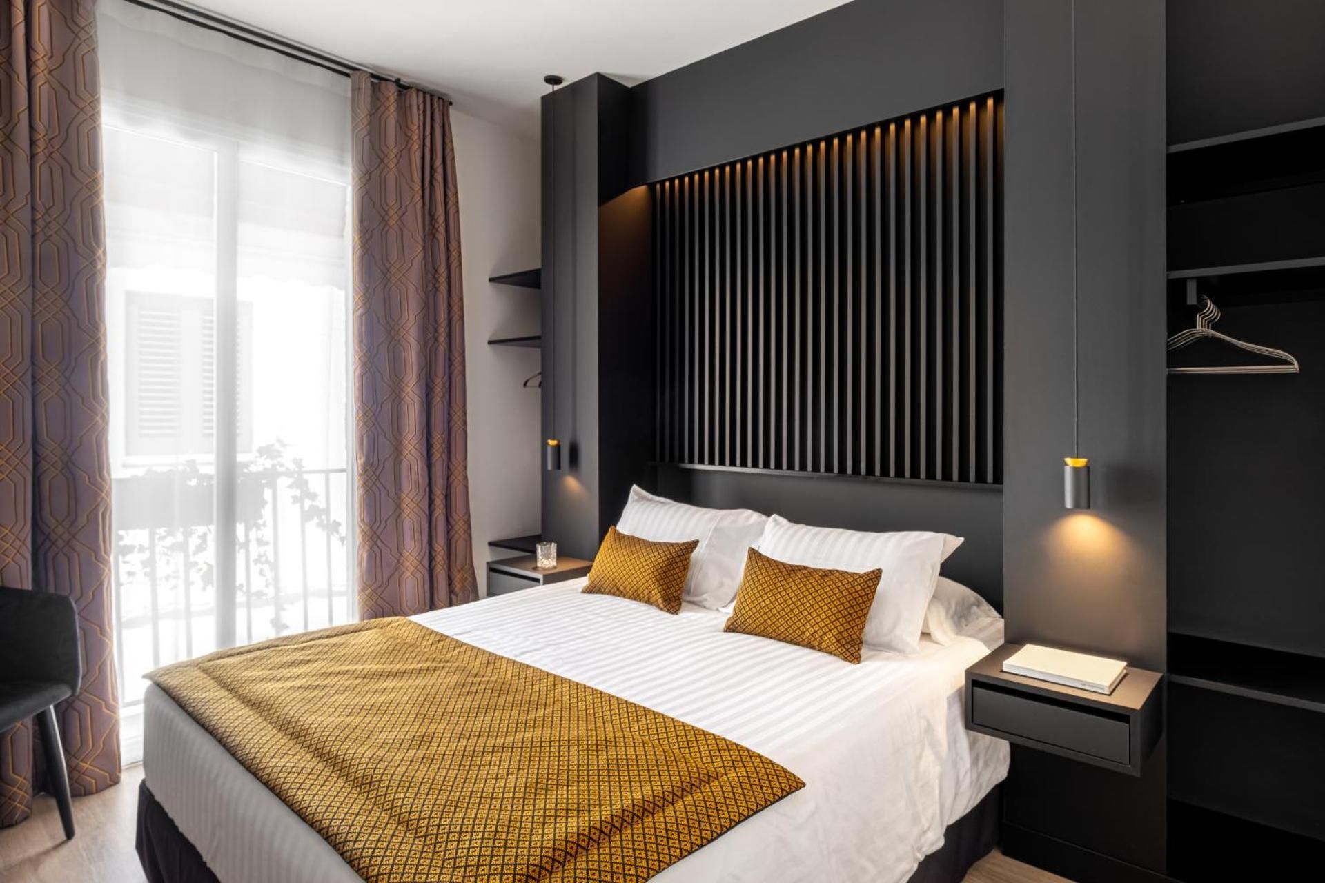 Double Room with Balcony and Side Sea View