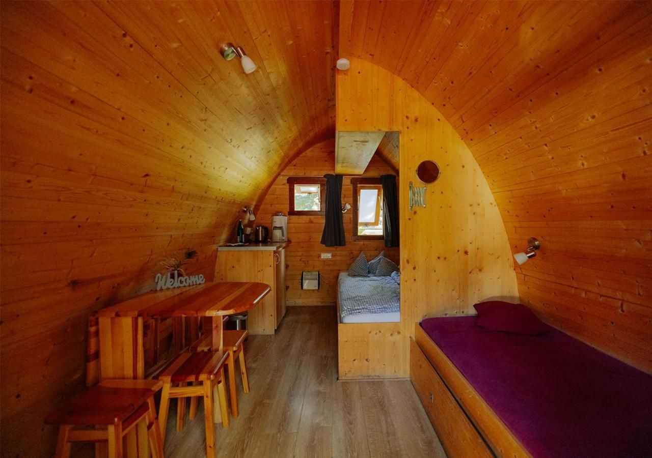 Family Wood Lodge with shared bathroom 