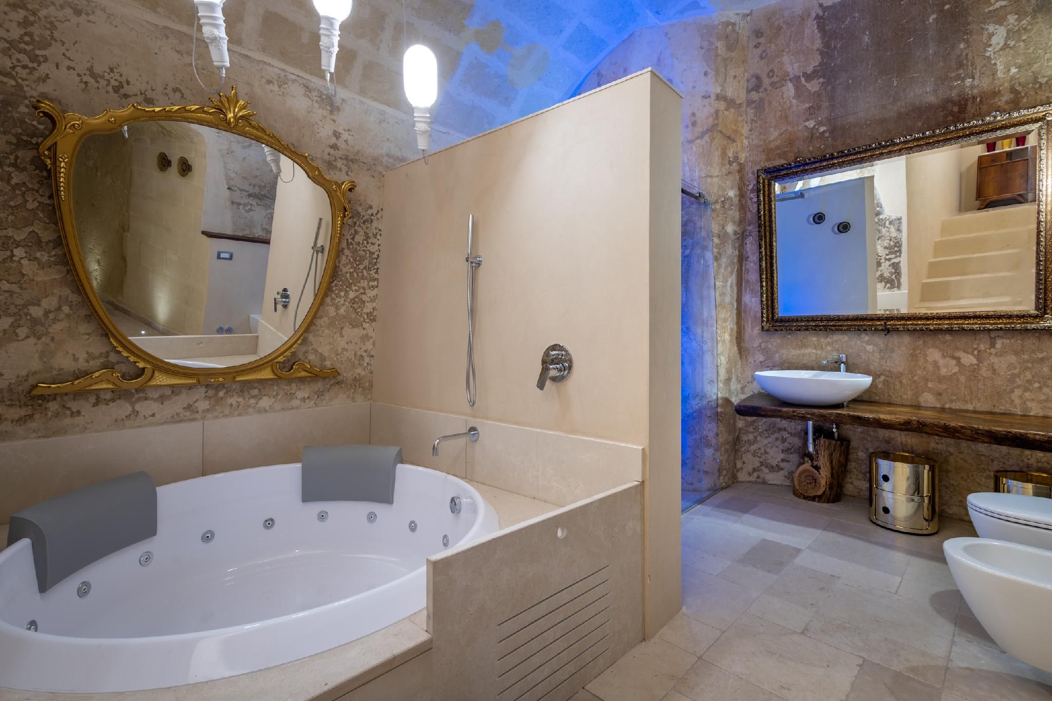 Camera delle Acque-Matrimoniale-Lusso-Vasca idromassaggio-Vista giardino