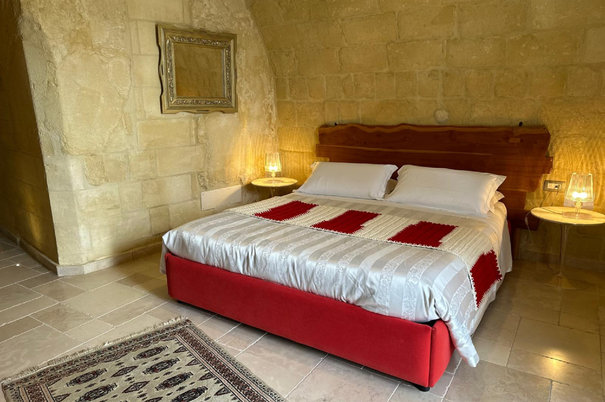 Camera delle Acque-Matrimoniale-Lusso-Vasca idromassaggio-Vista giardino