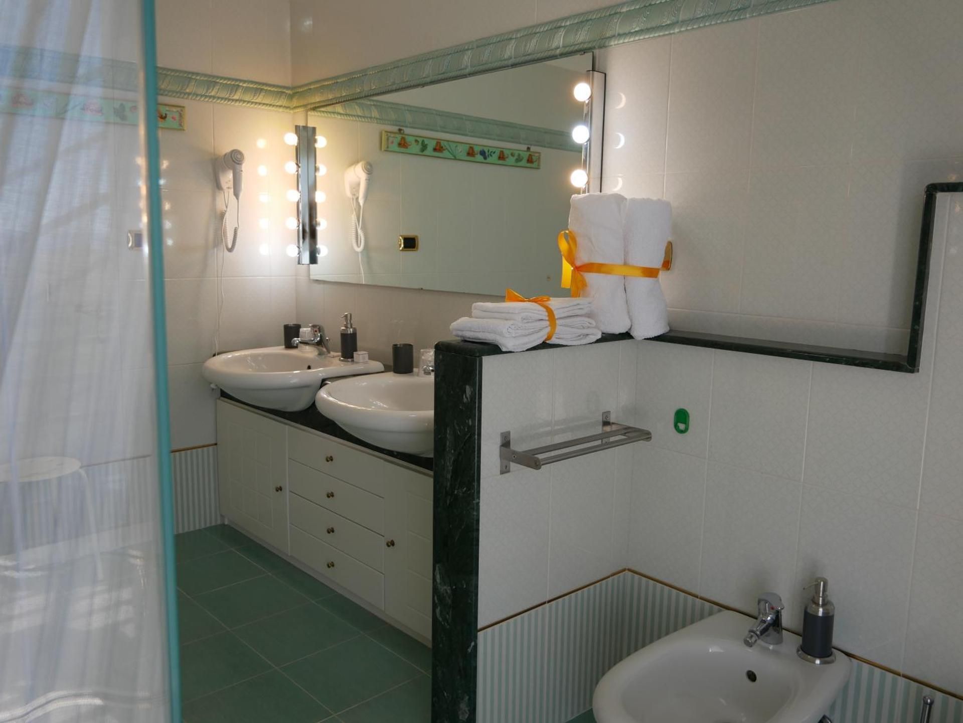 Donna Nicla B&B Quadruple Room with Private Bathroom 3