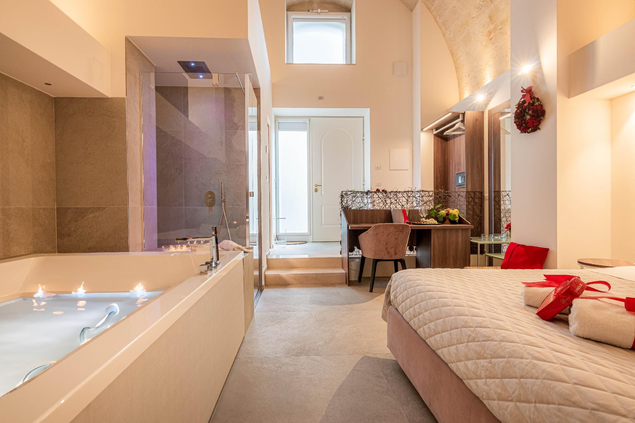 Deluxe Suite with Spa Bathtub