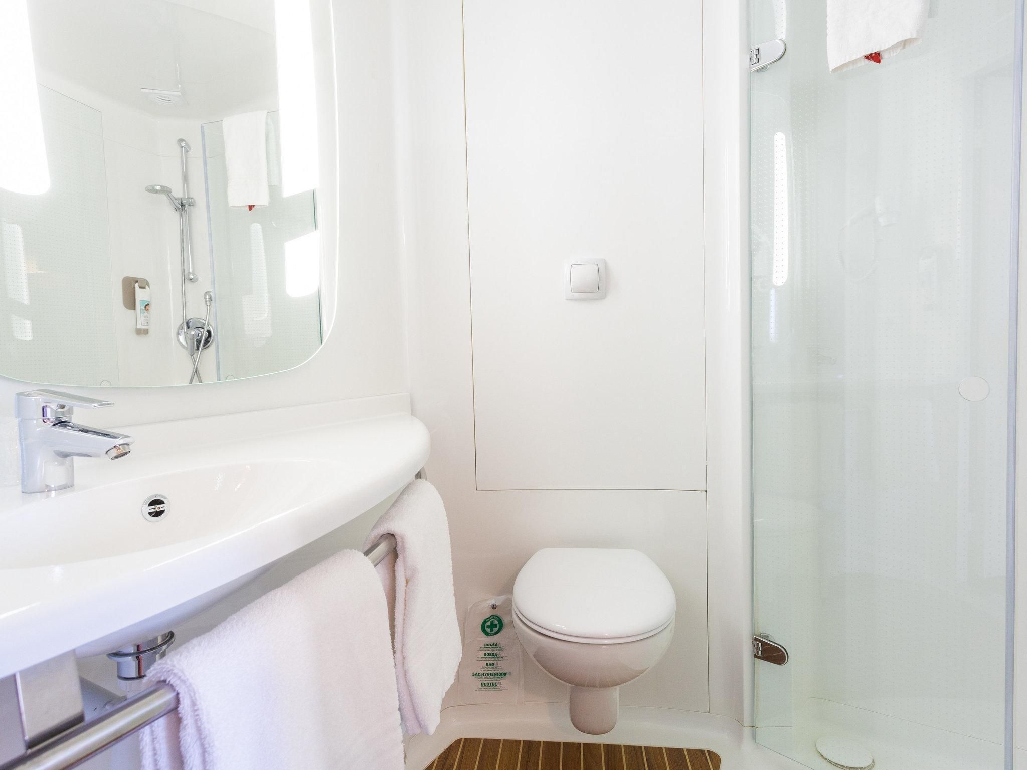 ibis Elche Standard Room with 1 double bed and 1 single be d 2