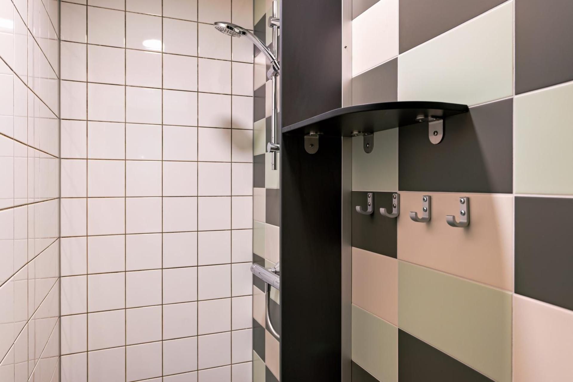 Six Person Room With Private Bathroom and Shower