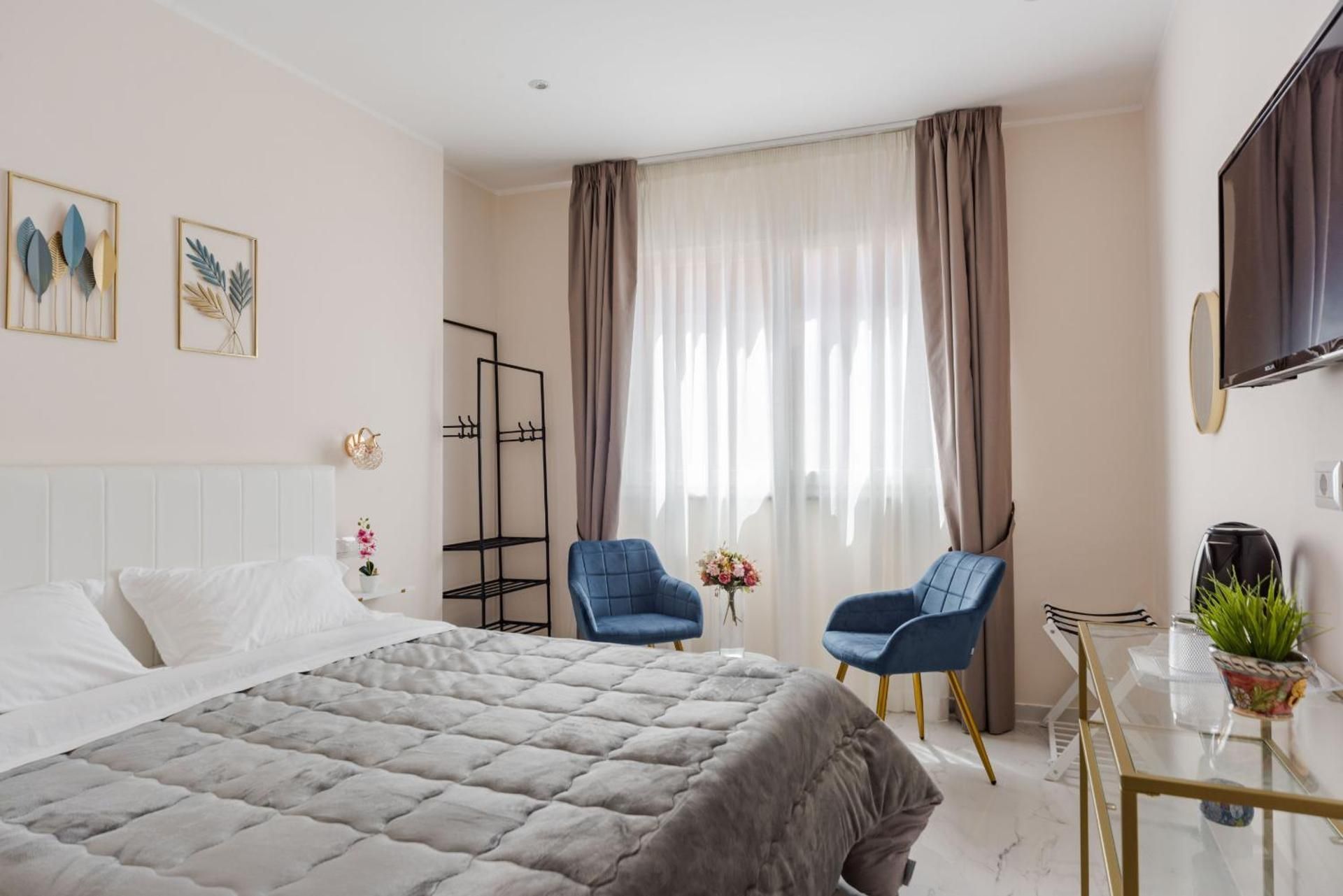 Standard Queen Room