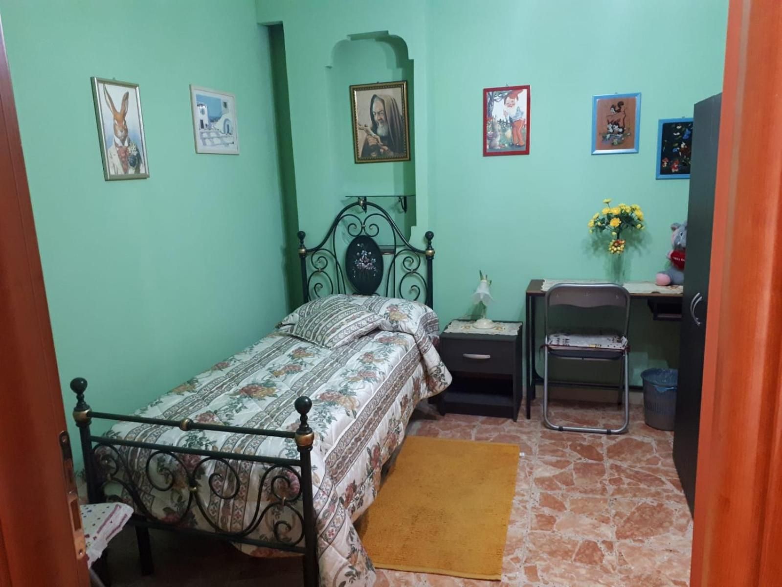Single Room with Shared Bathroom