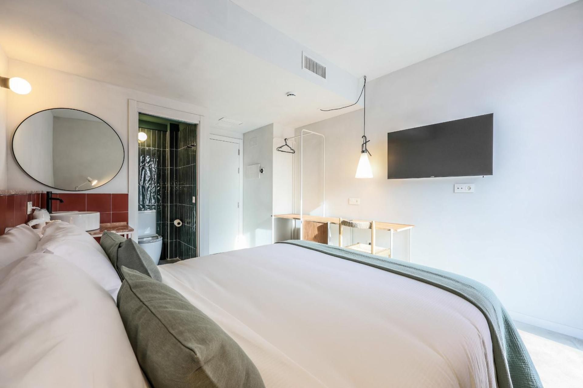 Madrid Live Coworking - SELF SERVICE - Double Room with Pool View 2