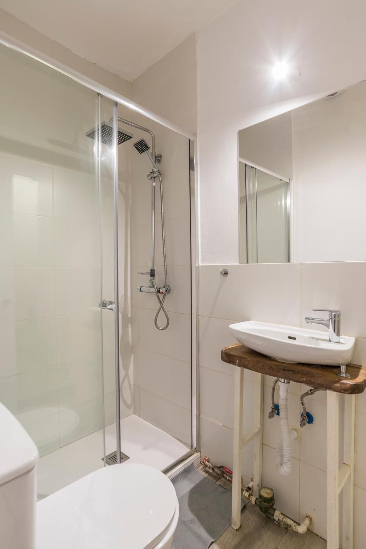 Deluxe One-Bedroom Apartment